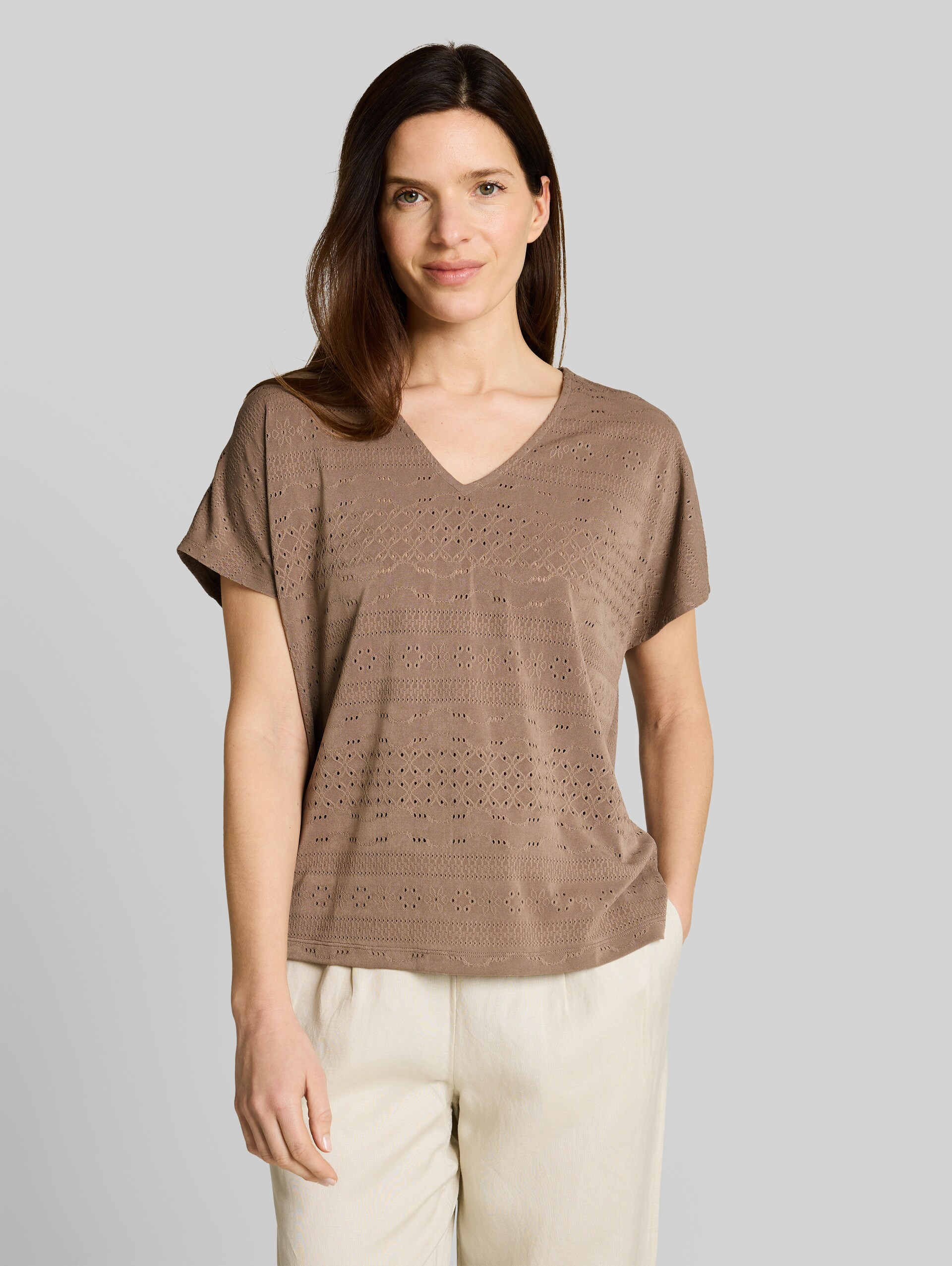 Loose fit ajour T-shirt - taupe grey - Neckline model front view