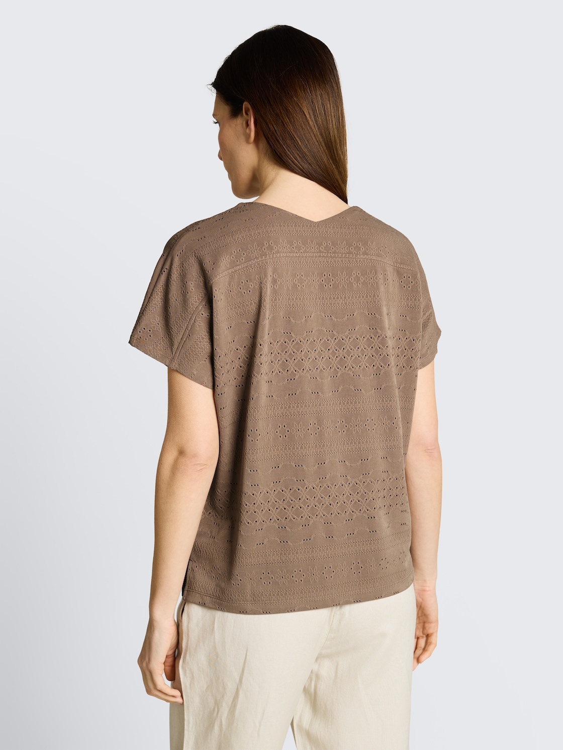 Loose Fit Ajour T-Shirt - taupe grey - Auschnitt Model-Rückansicht