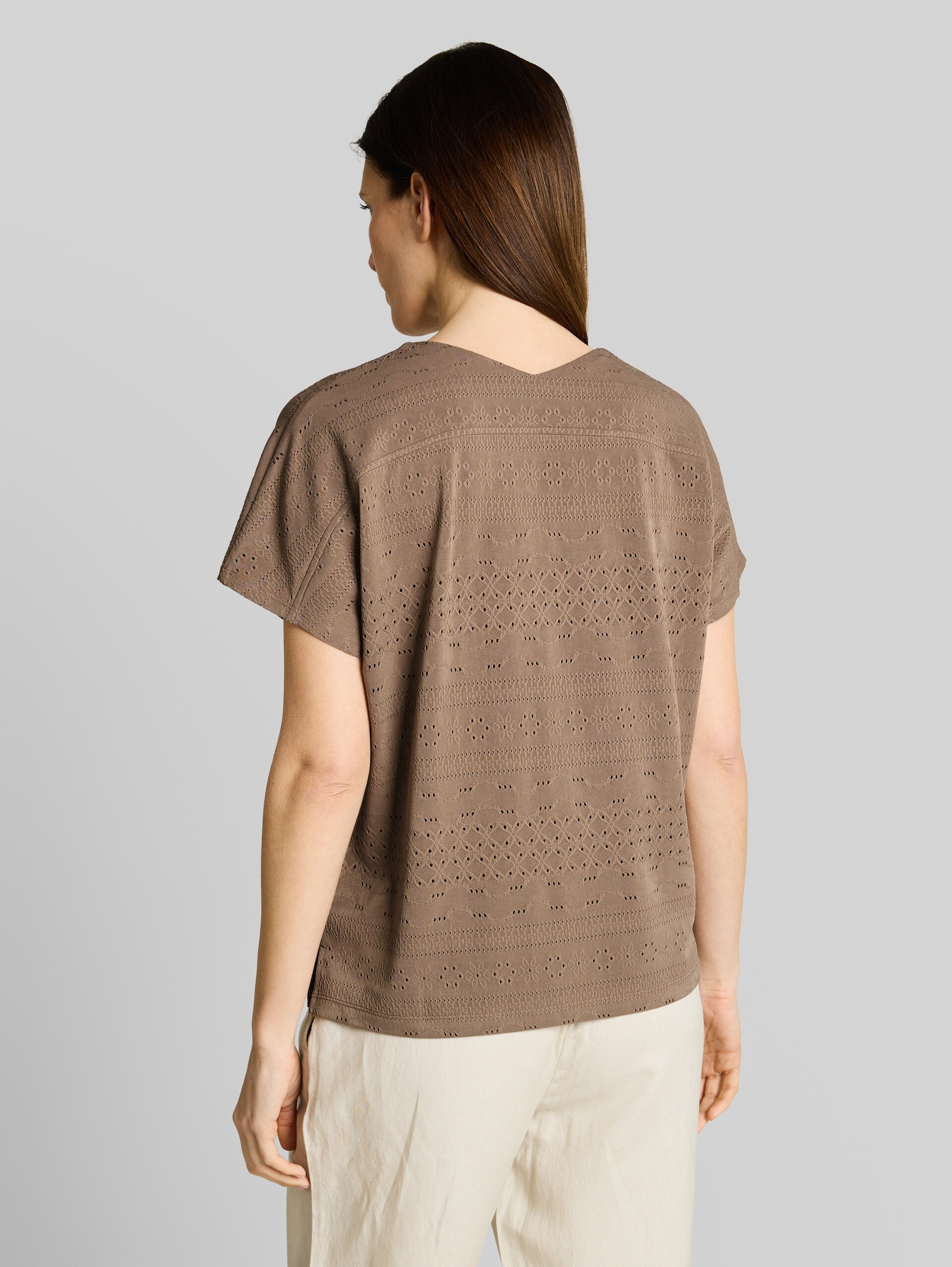 Loose fit ajour T-shirt - taupe grey - Neckline model-back view