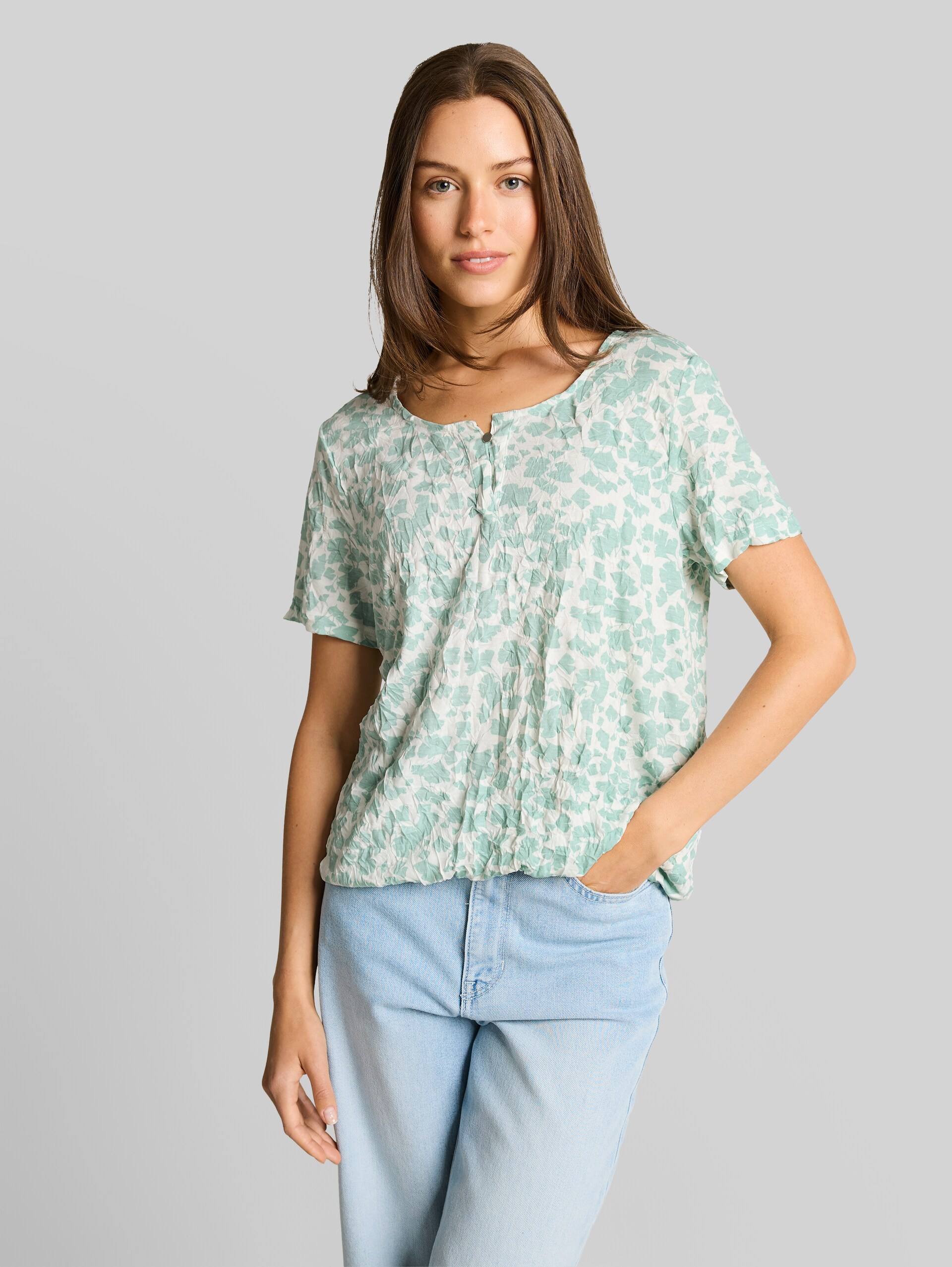 Crinkle T-shirt with pattern - green ginkgo minimal - Neckline model front view