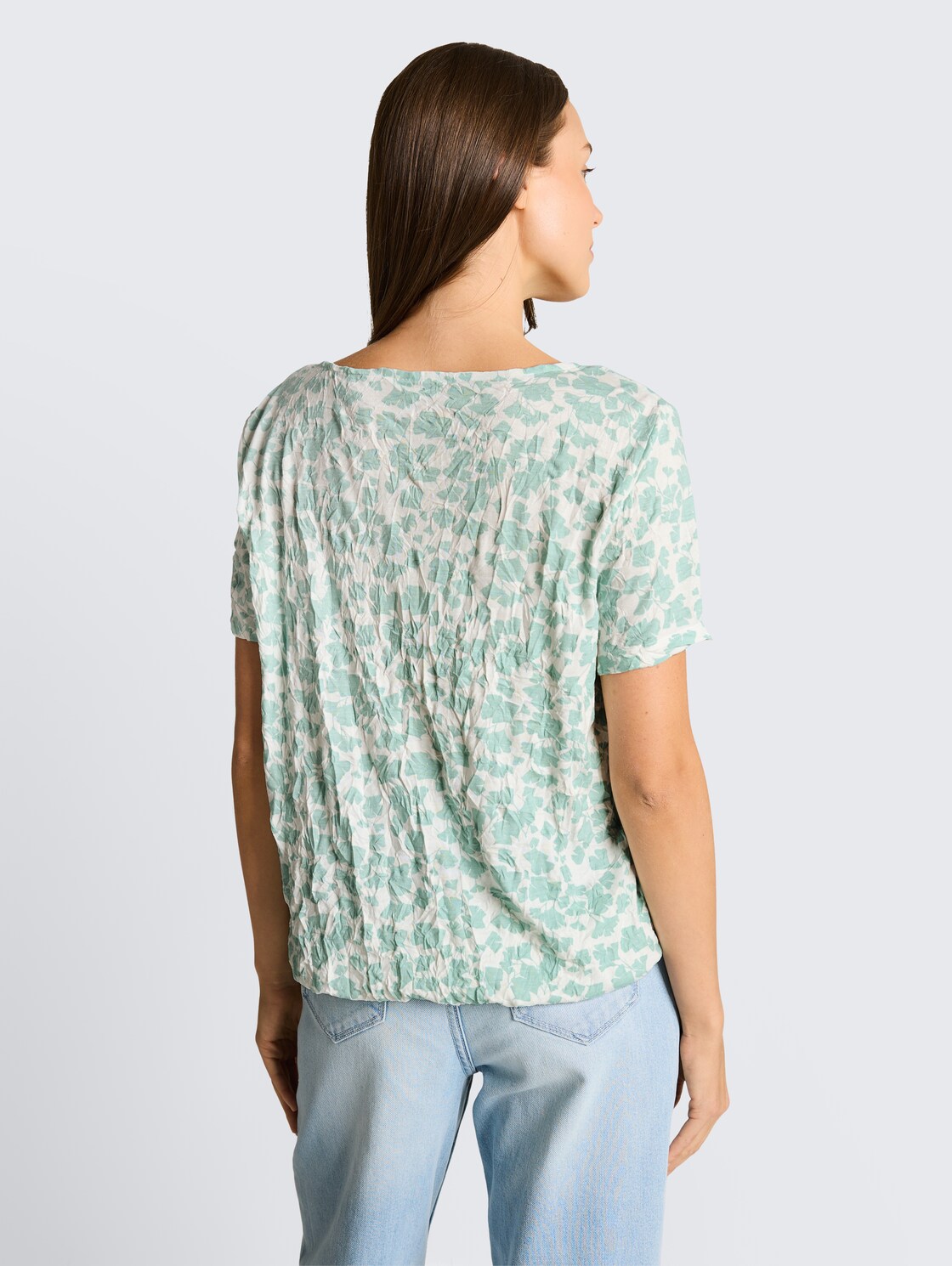 Crinkle T-Shirt mit Muster - green ginkgo minimal - Auschnitt Model-Rückansicht