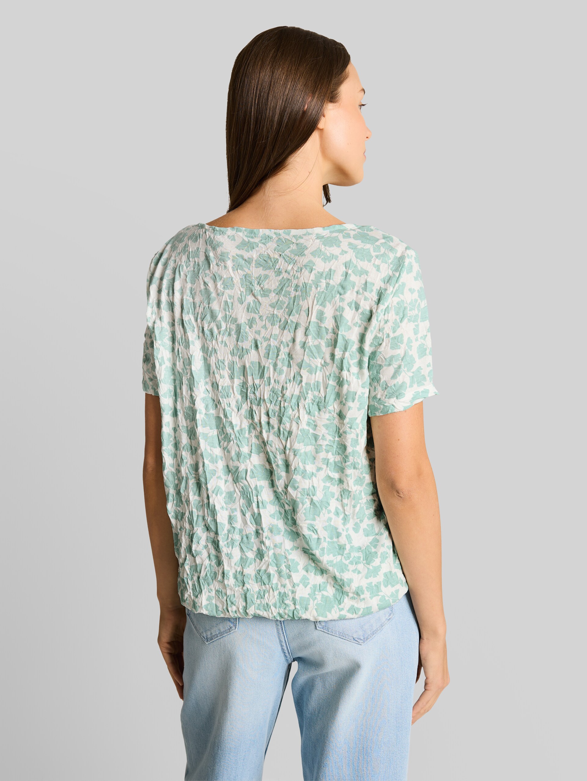 Crinkle T-shirt with pattern - green ginkgo minimal - Neckline model-back view