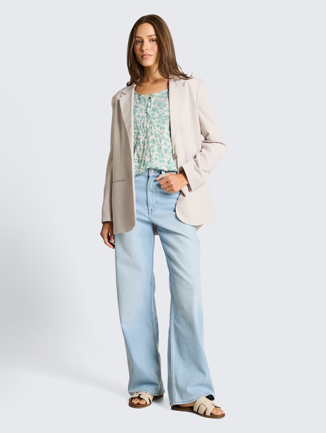 Crinkle T-Shirt mit Muster - green ginkgo minimal - Model-Vorderansicht