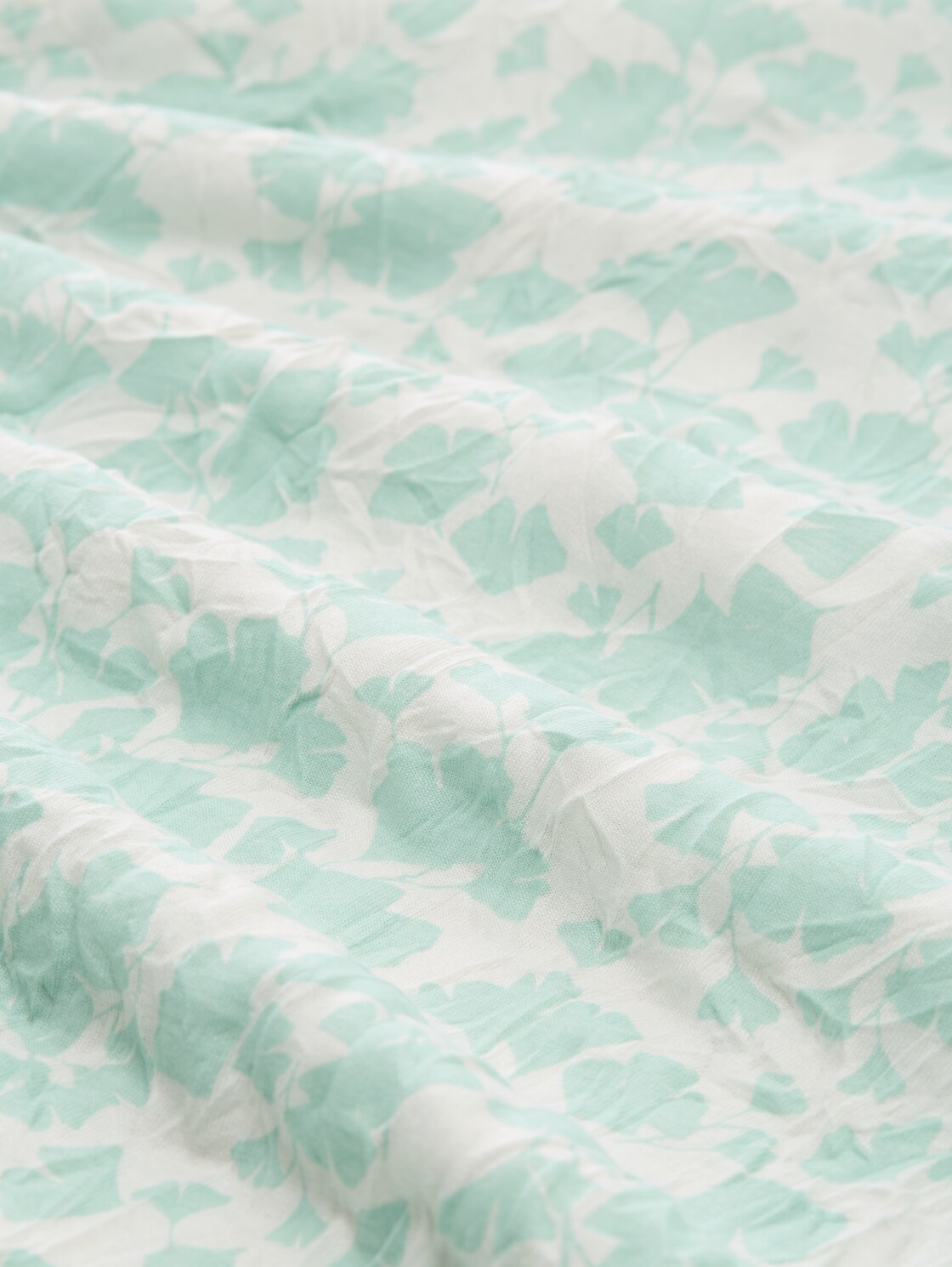 Crinkle T-Shirt mit Muster - green ginkgo minimal - Material-Ansicht