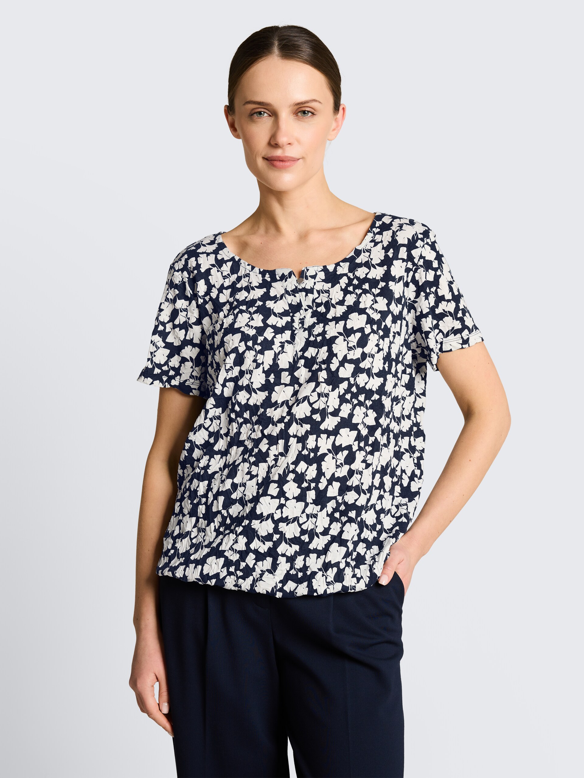 Crinkle T-Shirt mit Muster - blue ginkgo minimal - Ausschnitt Model-Vorderansicht
