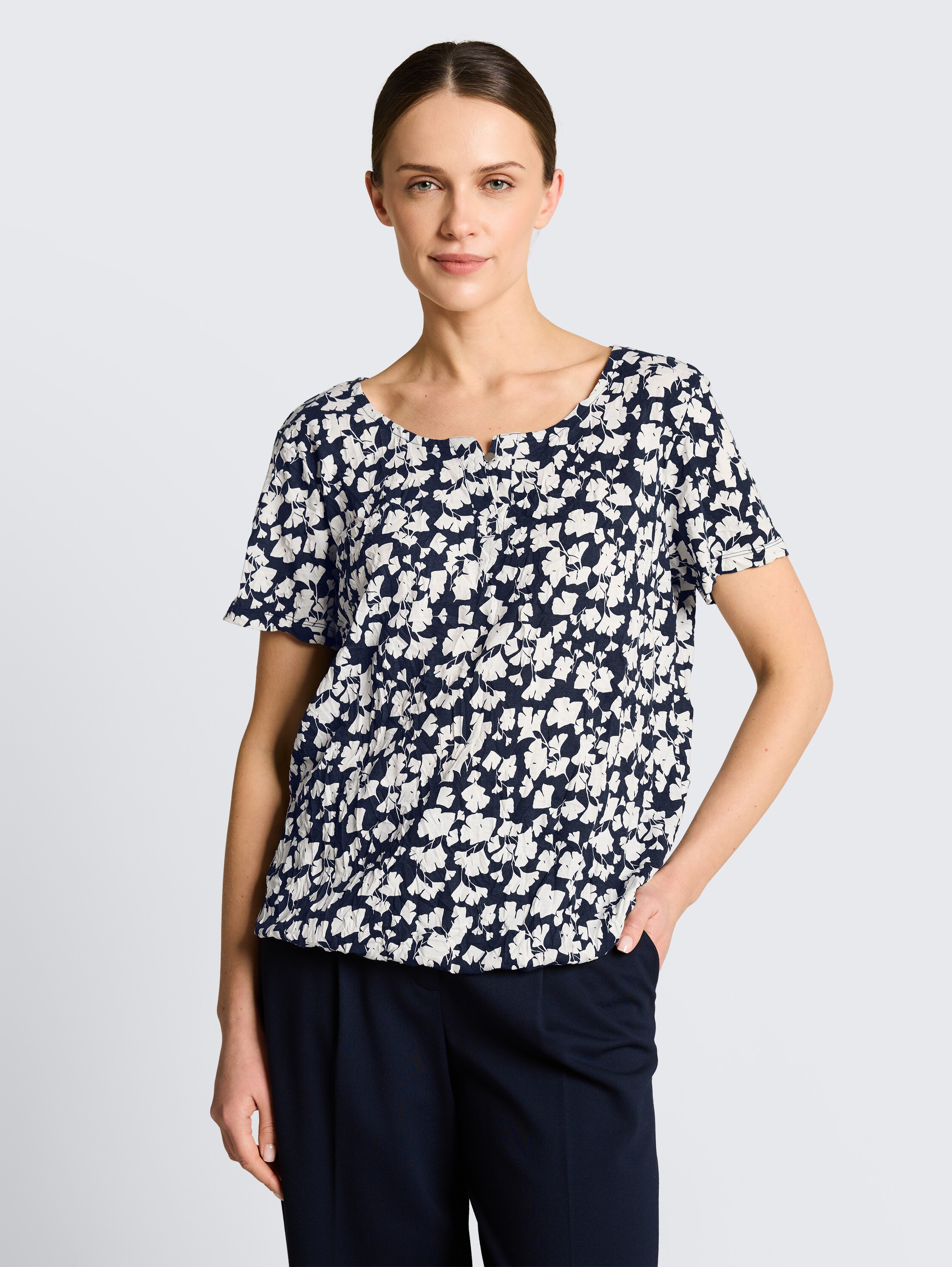 Crinkle T-Shirt mit Muster - blue_ginkgo_minimal - 