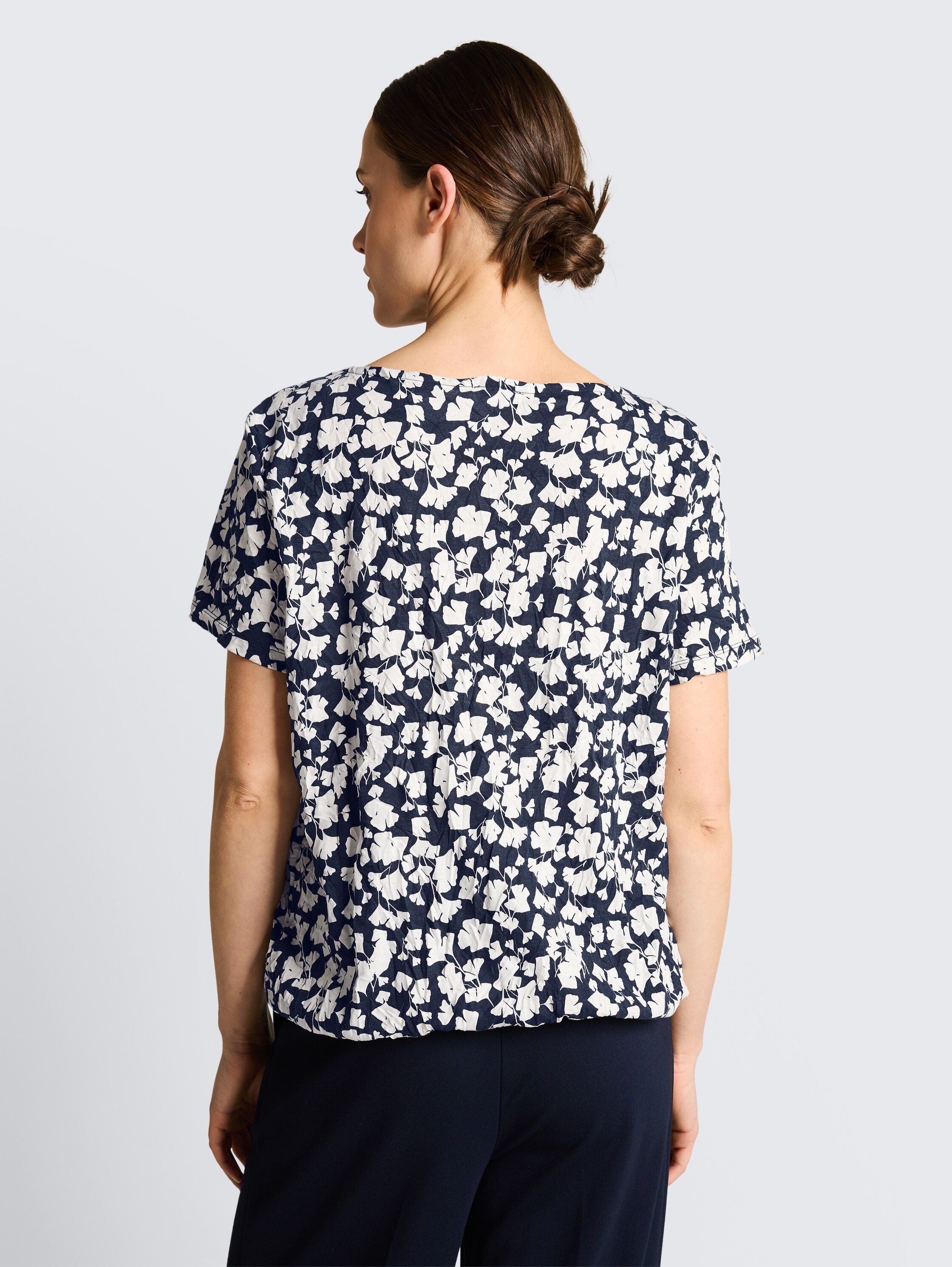 Crinkle T-Shirt mit Muster - blue_ginkgo_minimal - 