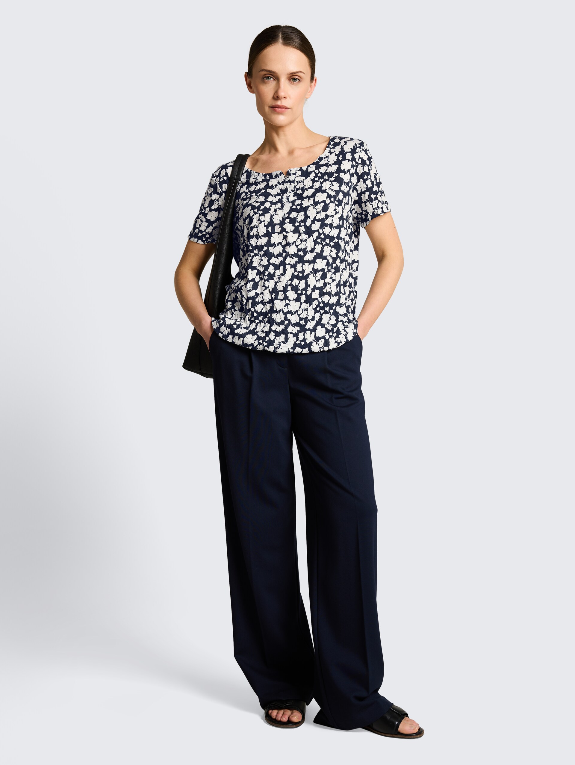 Crinkle T-Shirt mit Muster - blue ginkgo minimal - Model-Vorderansicht