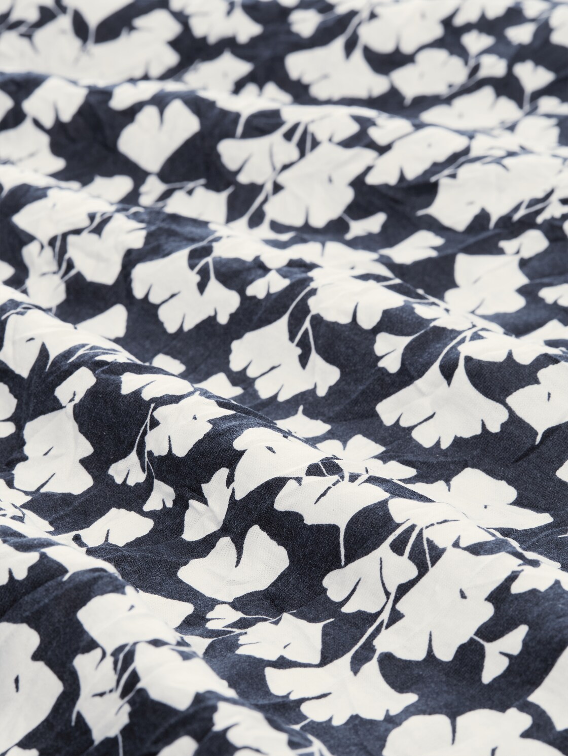 Crinkle T-Shirt mit Muster - blue ginkgo minimal - Material-Ansicht