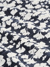 T-shirt froissé à motifs - blue ginkgo minimal - Vue de la matière