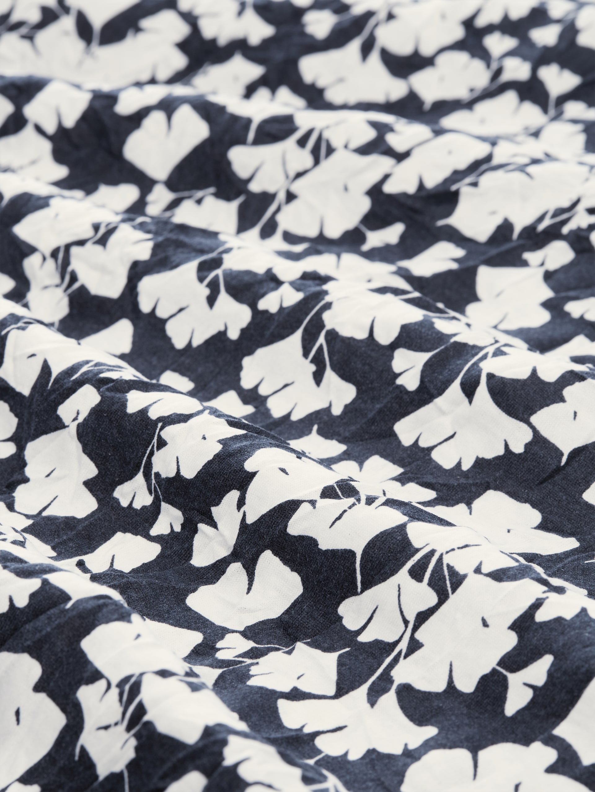 Crinkle T-Shirt mit Muster - blue ginkgo minimal - Material-Ansicht
