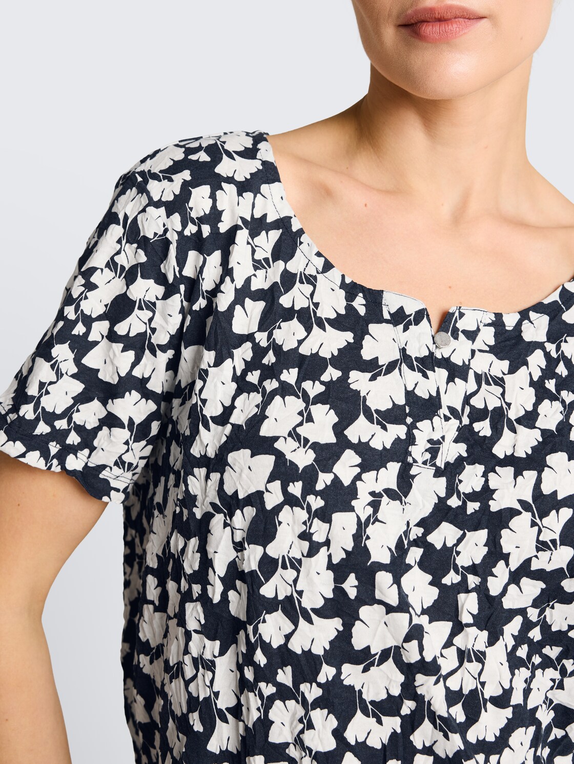Crinkle T-Shirt mit Muster - blue ginkgo minimal - Detail-Model-Ansicht