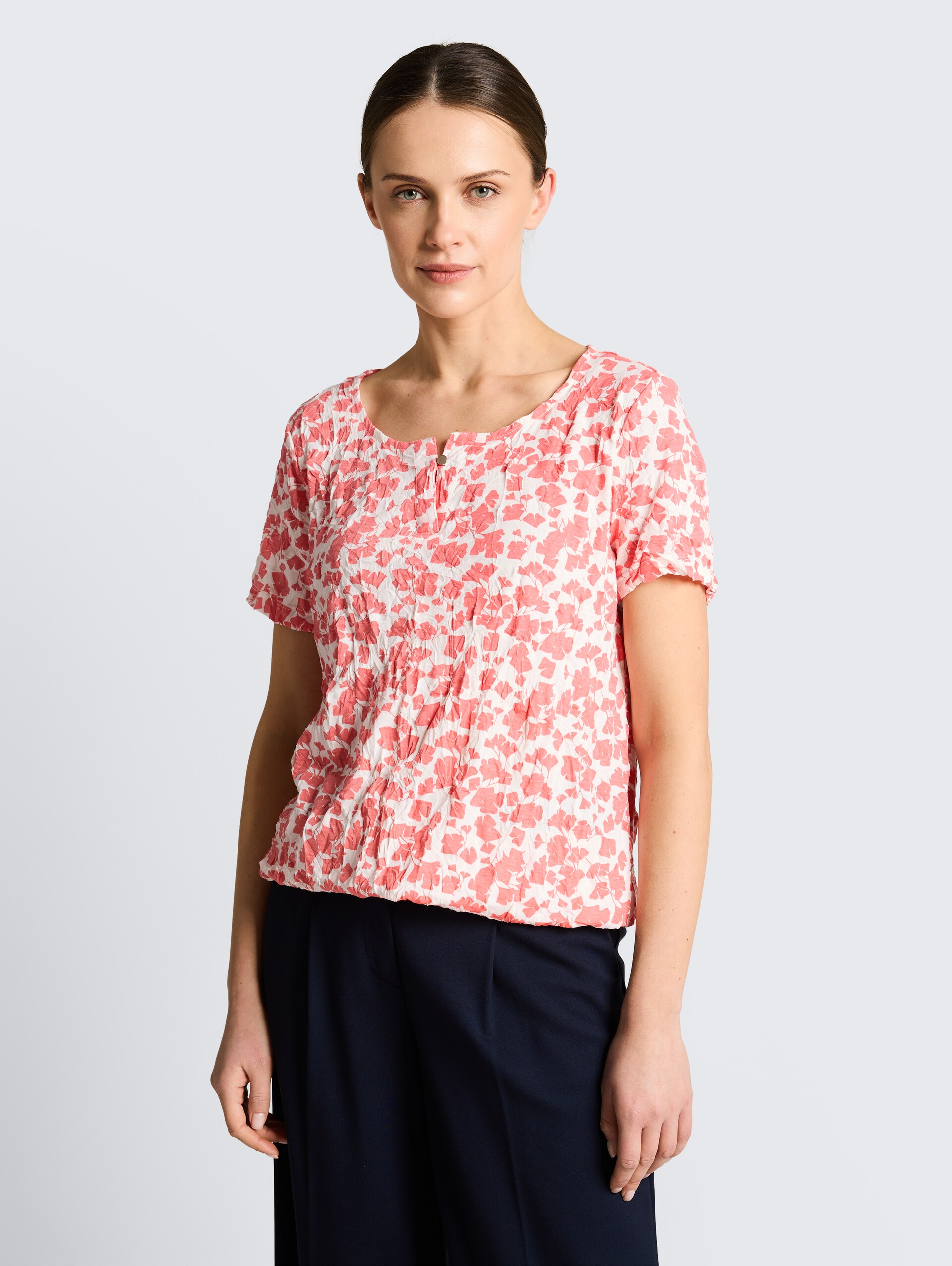 Crinkle T-Shirt mit Muster - coral pink ginkgo minimal - Ausschnitt Model-Vorderansicht