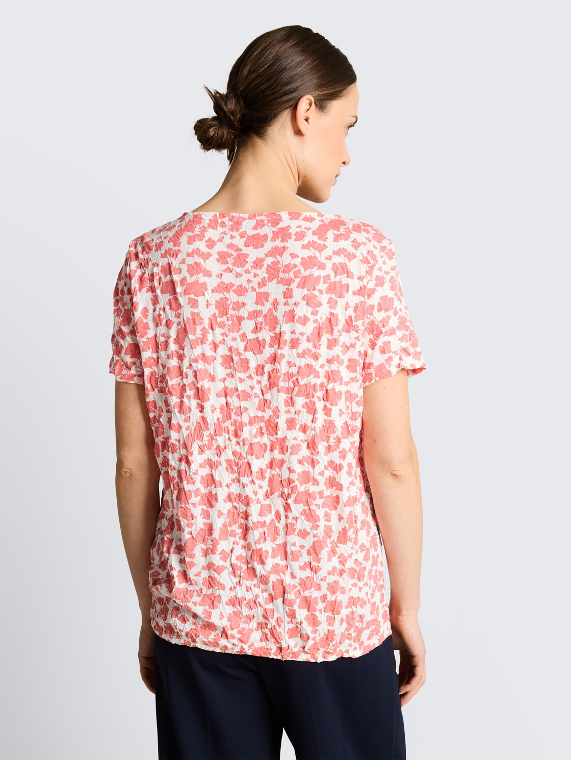 Crinkle T-Shirt mit Muster - coral pink ginkgo minimal - Auschnitt Model-Rückansicht
