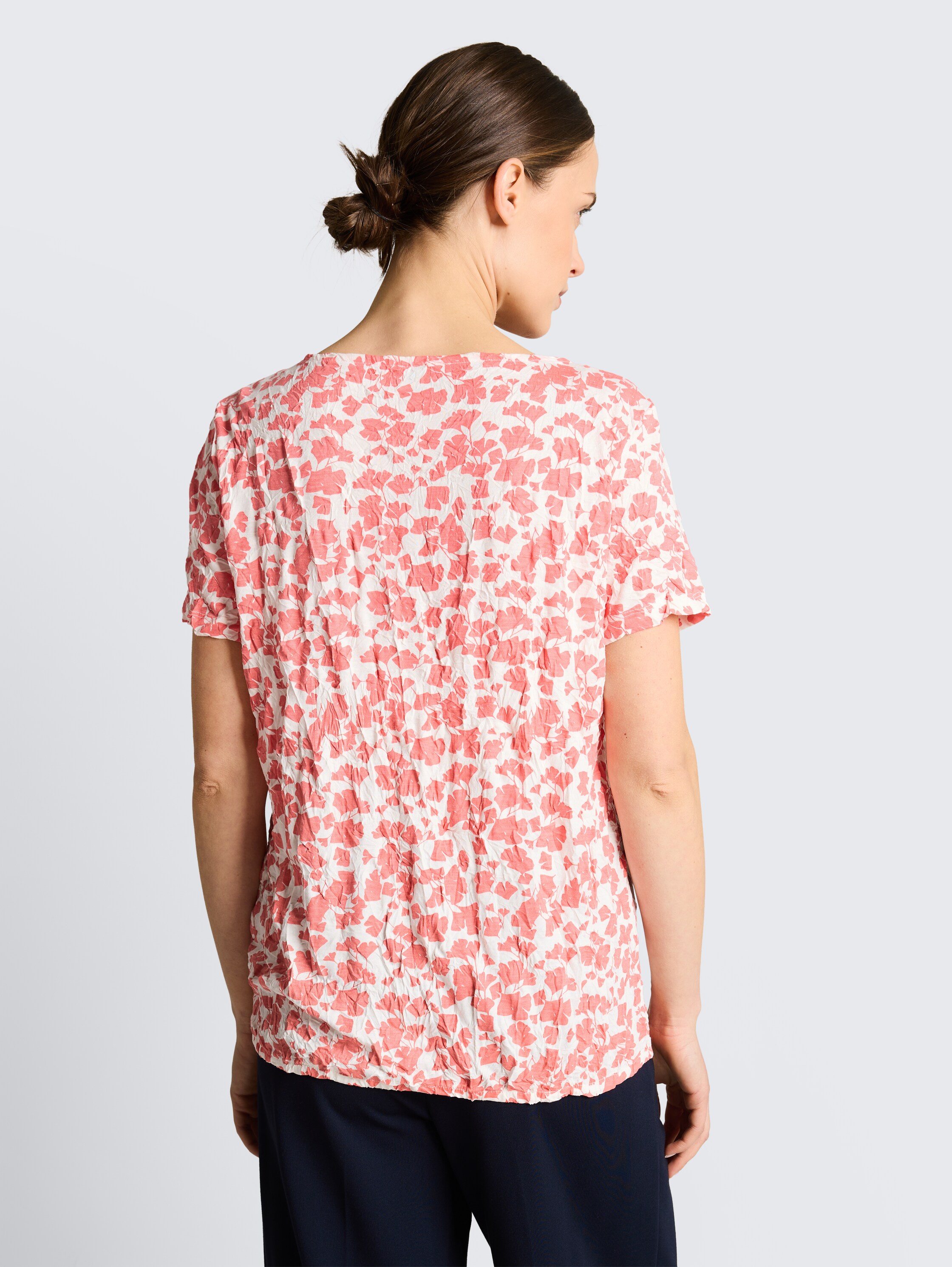 Crinkle T-Shirt mit Muster - coral_pink_ginkgo_minimal - 