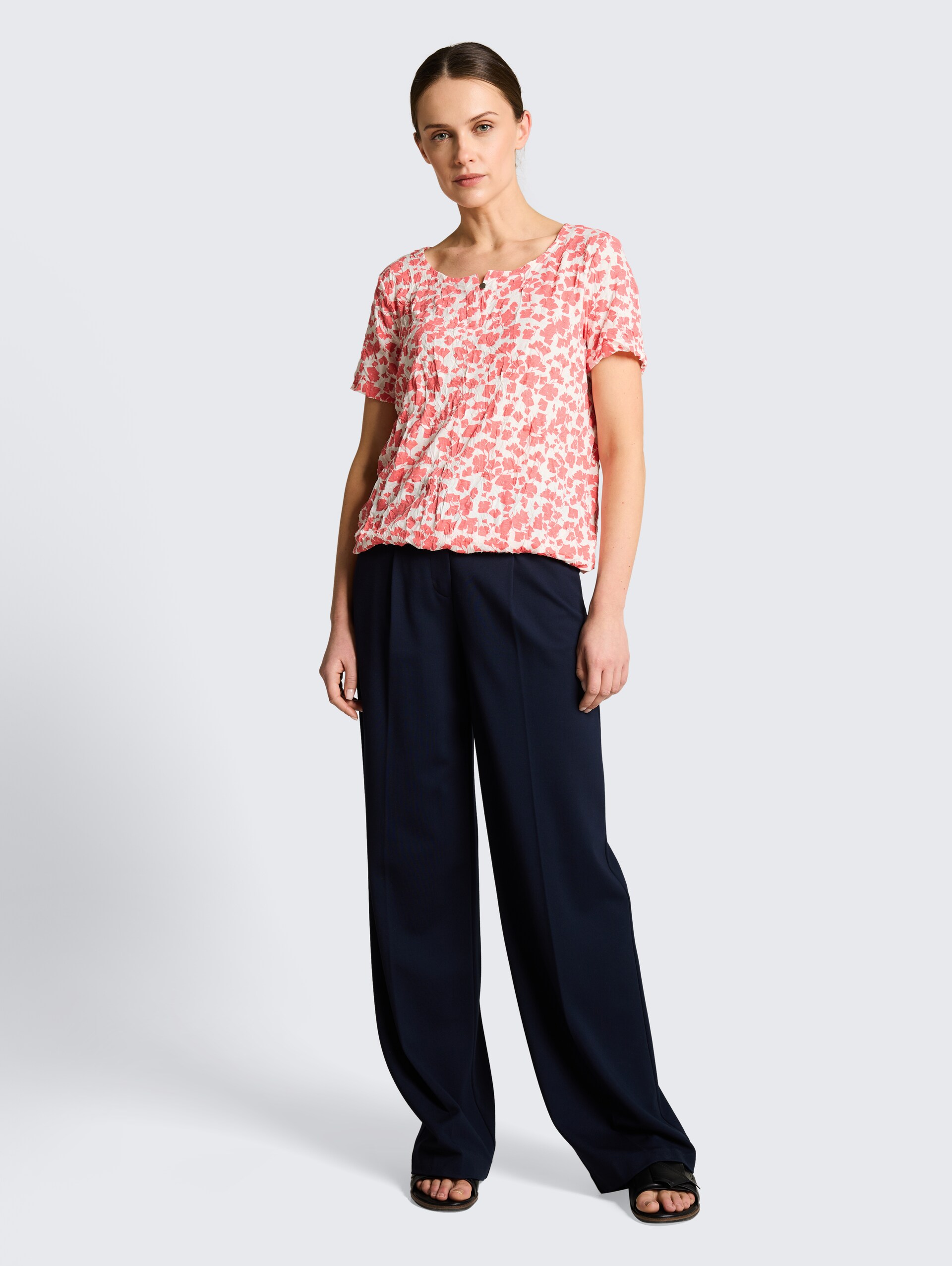 Crinkle T-Shirt mit Muster - coral pink ginkgo minimal - Model-Vorderansicht