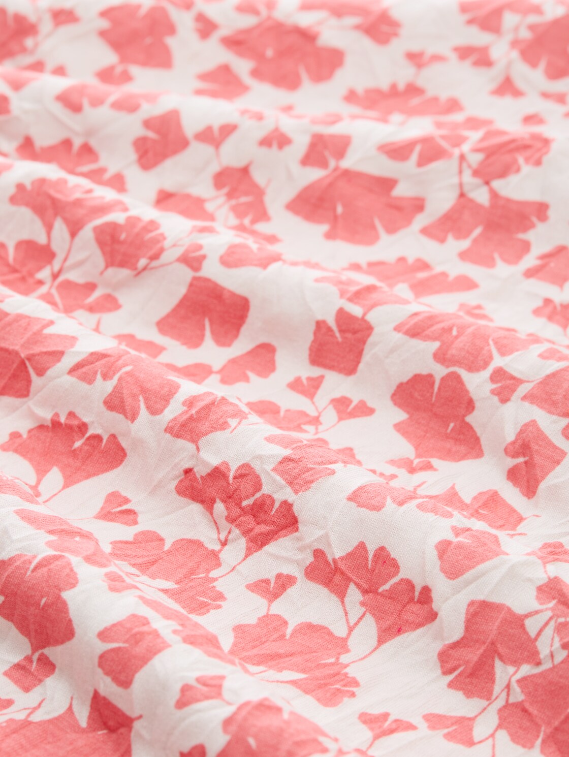 Crinkle T-Shirt mit Muster - coral pink ginkgo minimal - Material-Ansicht