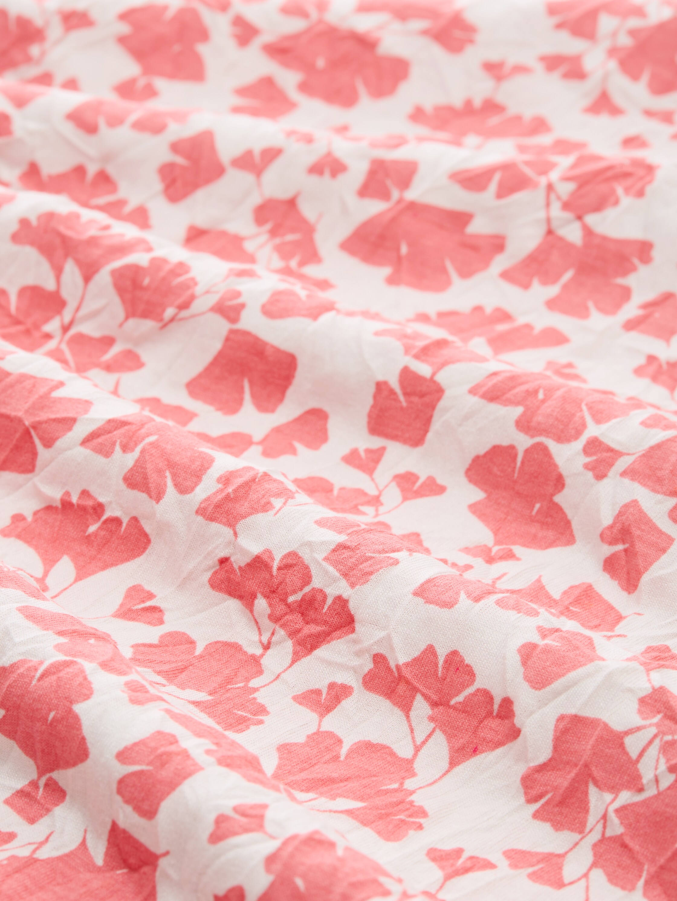 Crinkle T-Shirt mit Muster - coral_pink_ginkgo_minimal - 