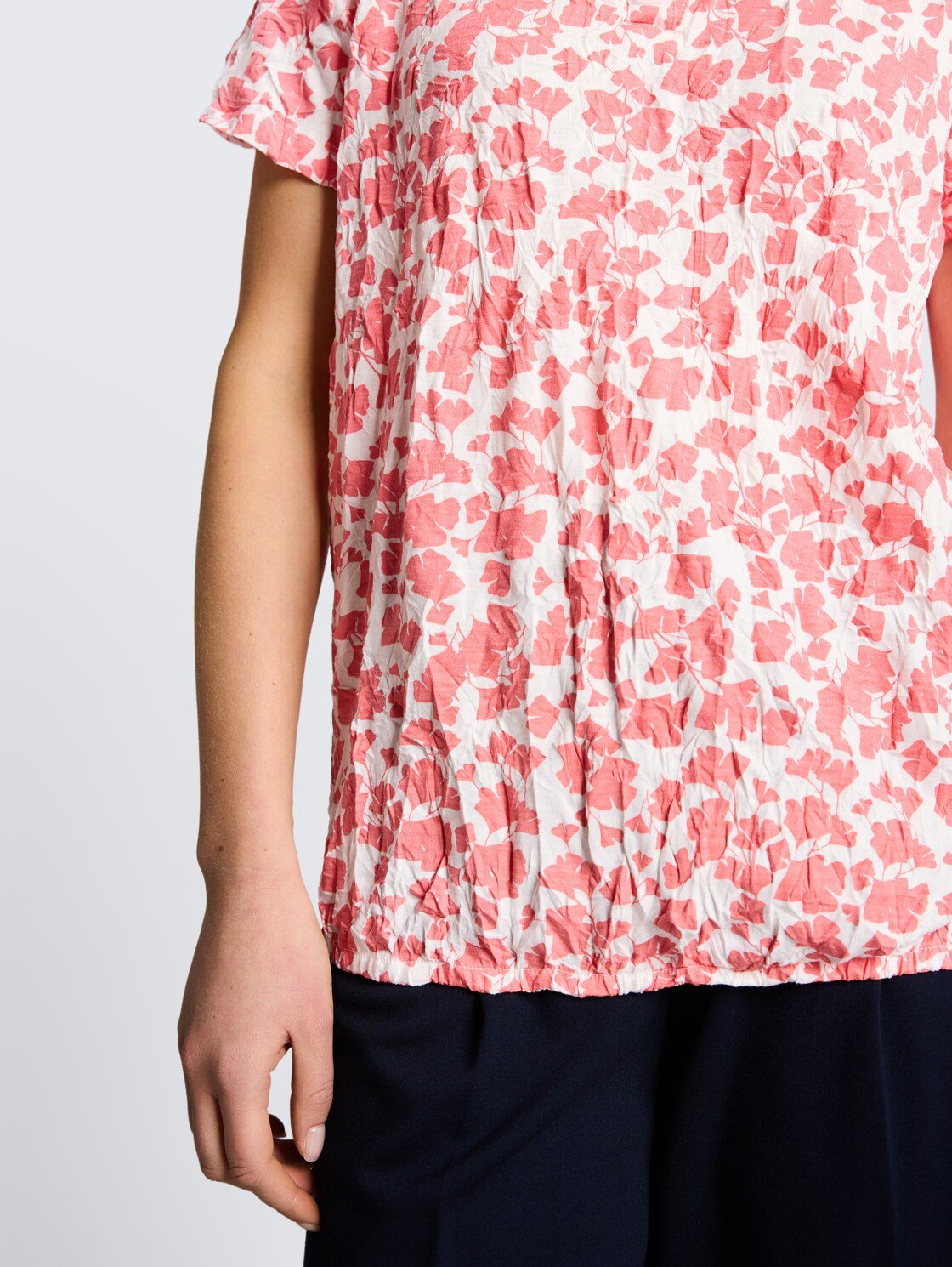 Crinkle T-Shirt mit Muster - coral pink ginkgo minimal - Detail-Model-Ansicht