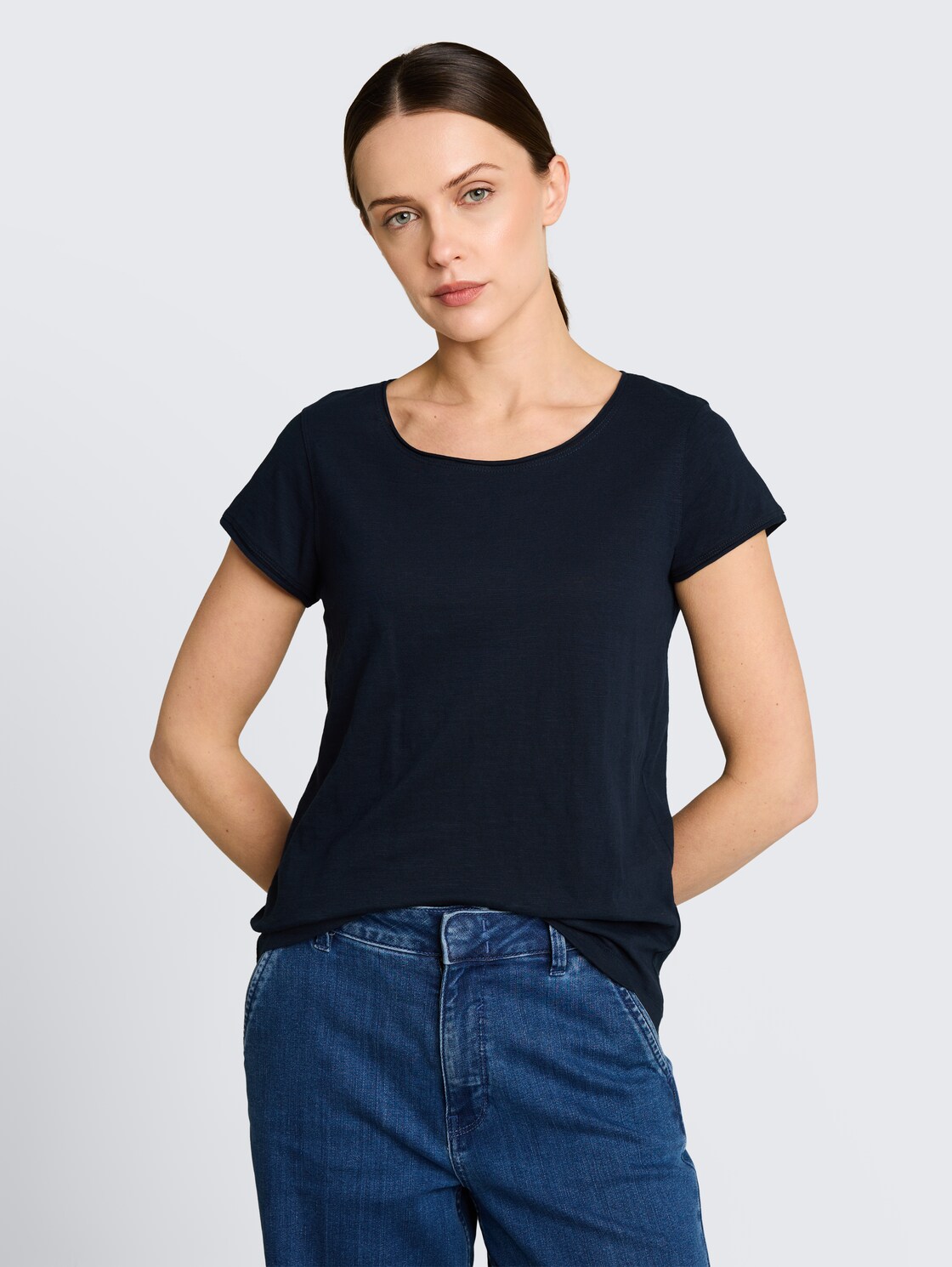 T-Shirt aus Baumwolle - sky captain blue - Ausschnitt Model-Vorderansicht