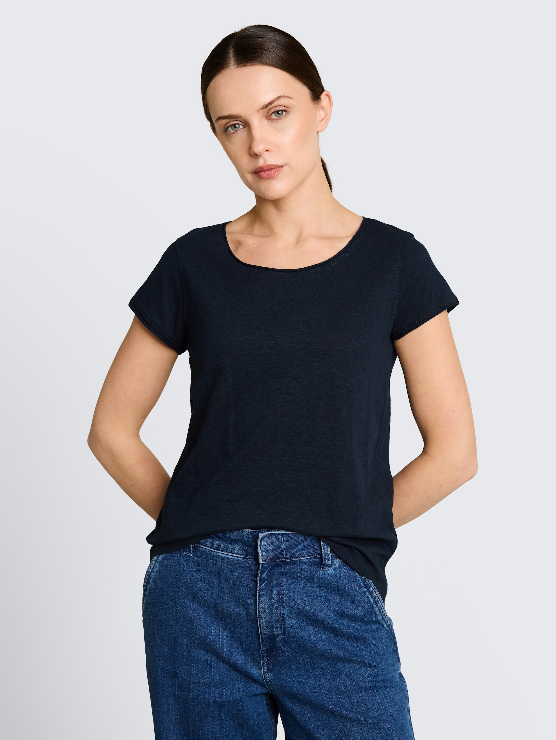T-Shirt aus Baumwolle - sky captain blue - Ausschnitt Model-Vorderansicht