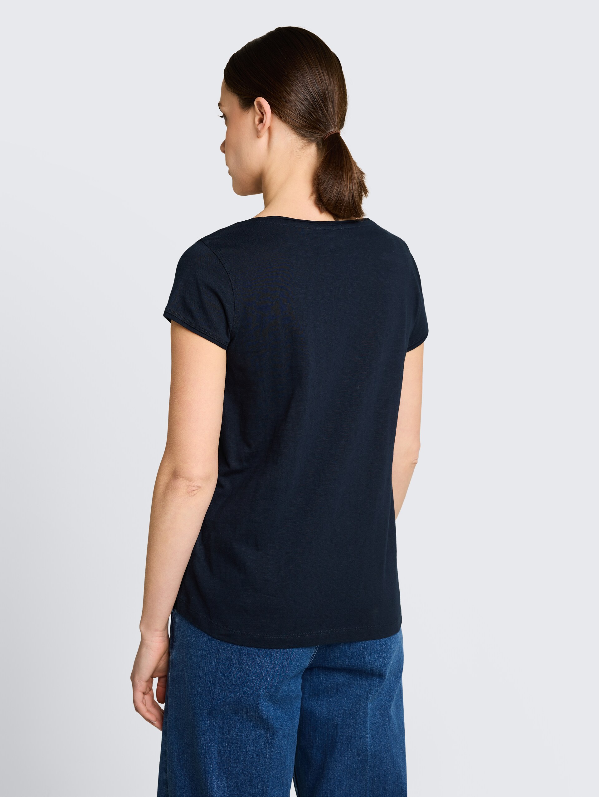 T-Shirt aus Baumwolle - sky captain blue - Auschnitt Model-Rückansicht