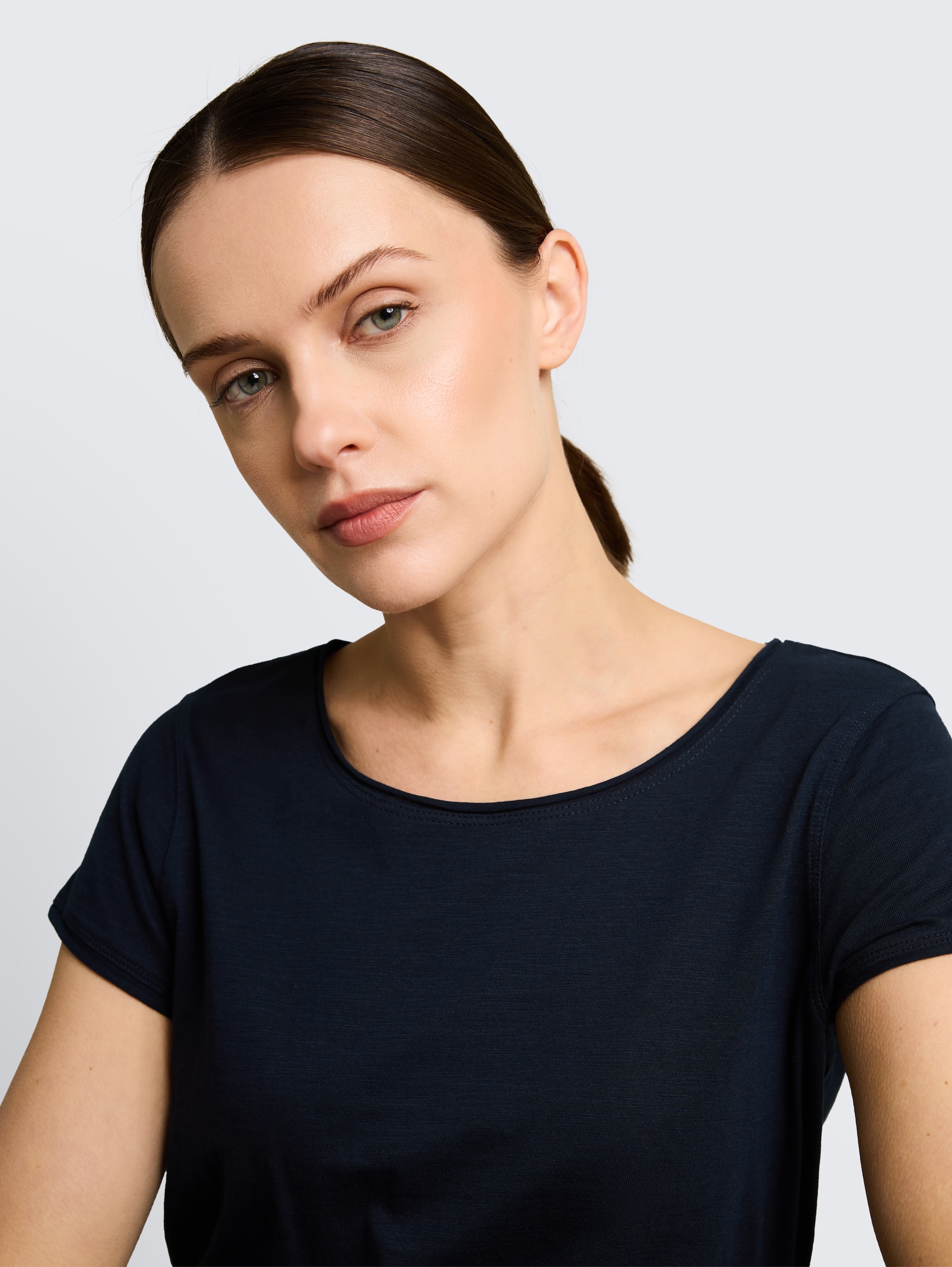 T-Shirt aus Baumwolle - sky captain blue - Detail-Model-Ansicht