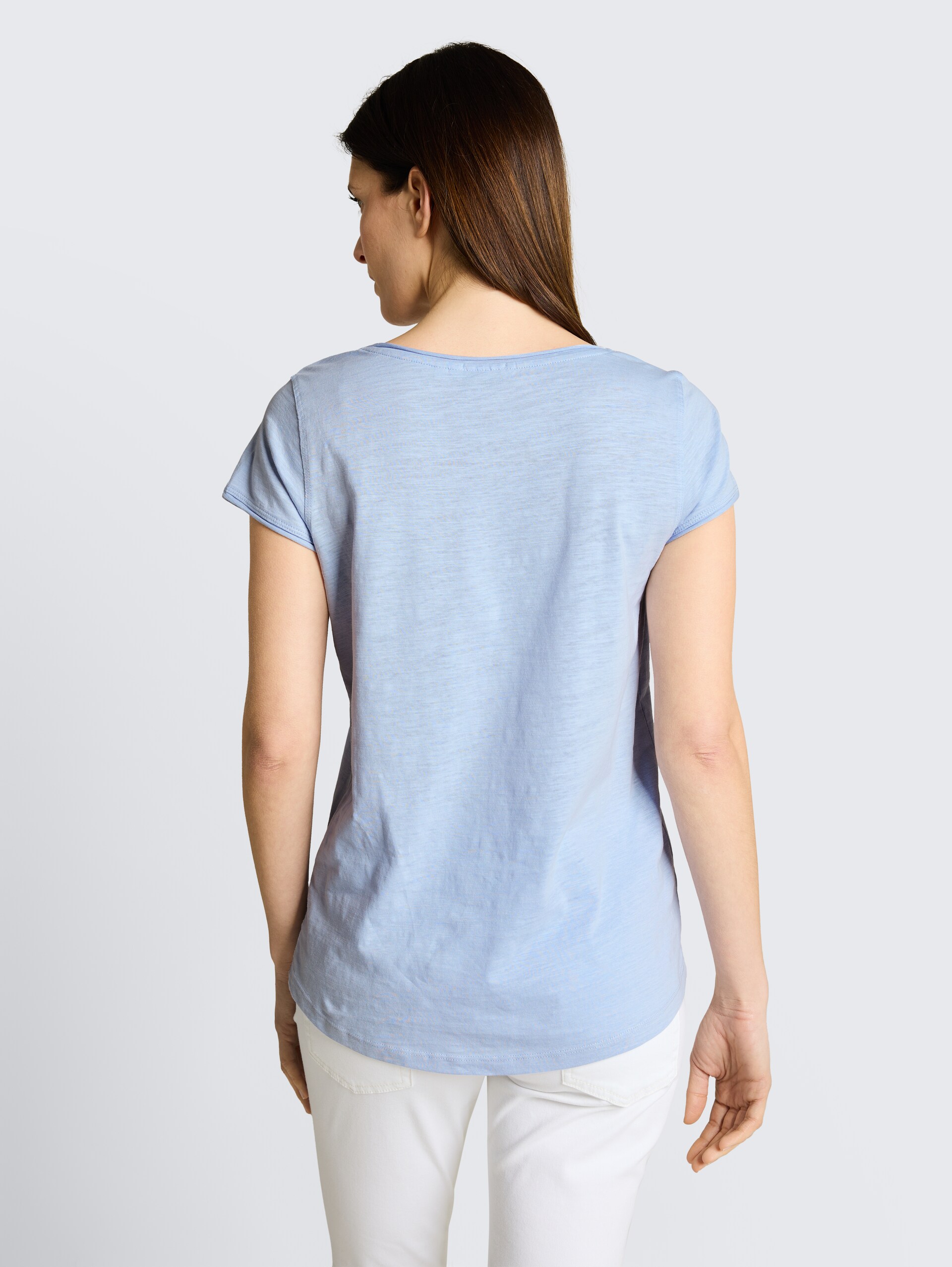 T-Shirt aus Baumwolle - Kentucky Blue - Auschnitt Model-Rückansicht