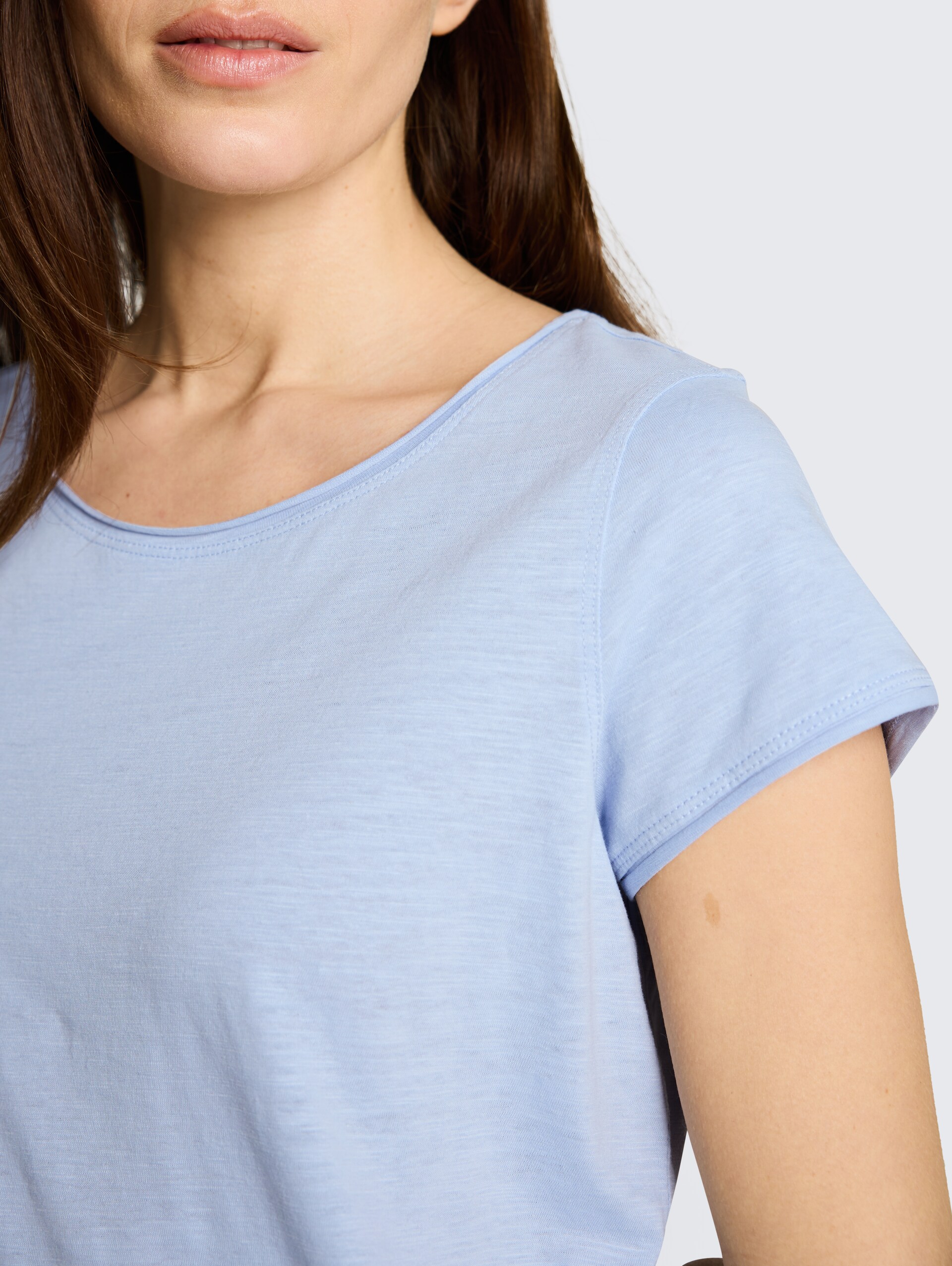 T-Shirt aus Baumwolle - Kentucky Blue - Detail-Model-Ansicht