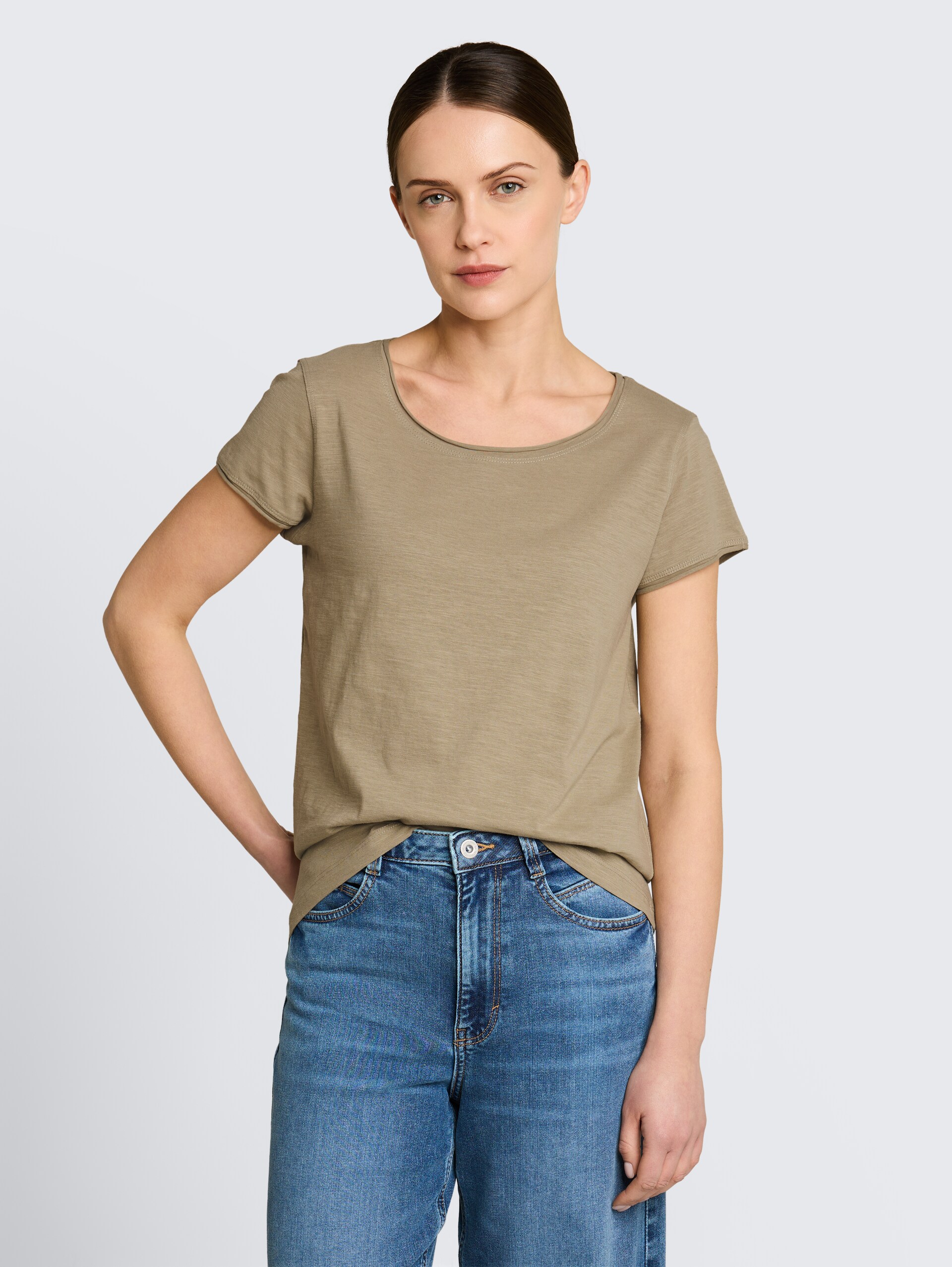 T-shirt van katoen - Silver Olive - Nek model vooraanzicht
