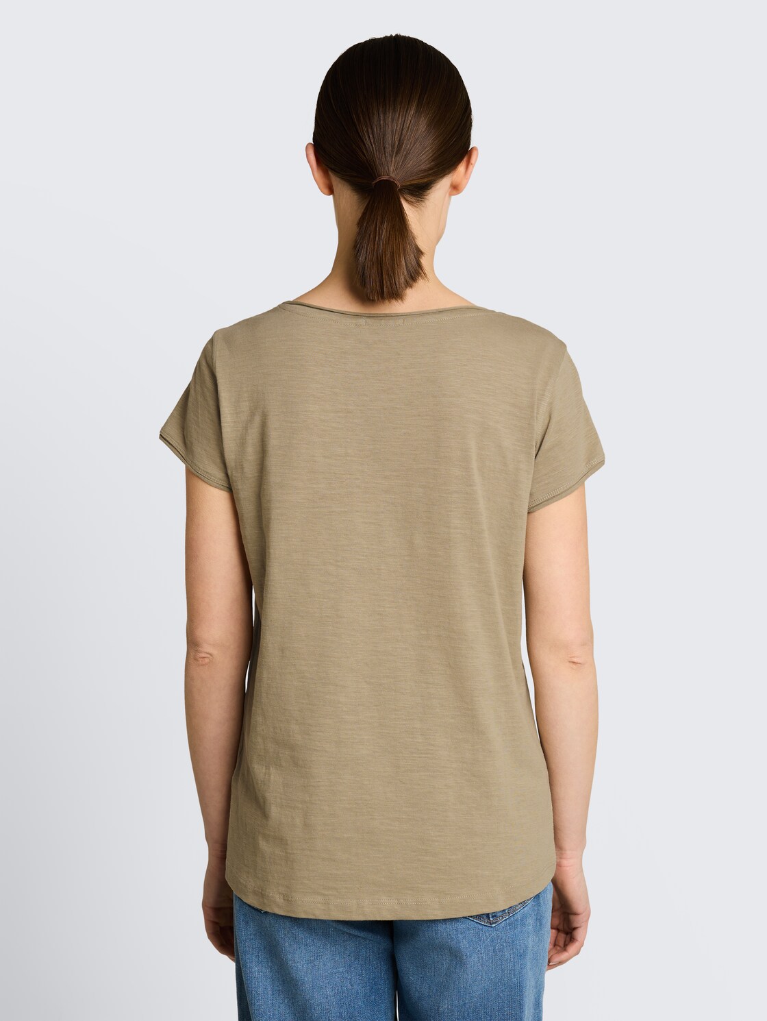 T-Shirt aus Baumwolle - Silver Olive - Auschnitt Model-Rückansicht
