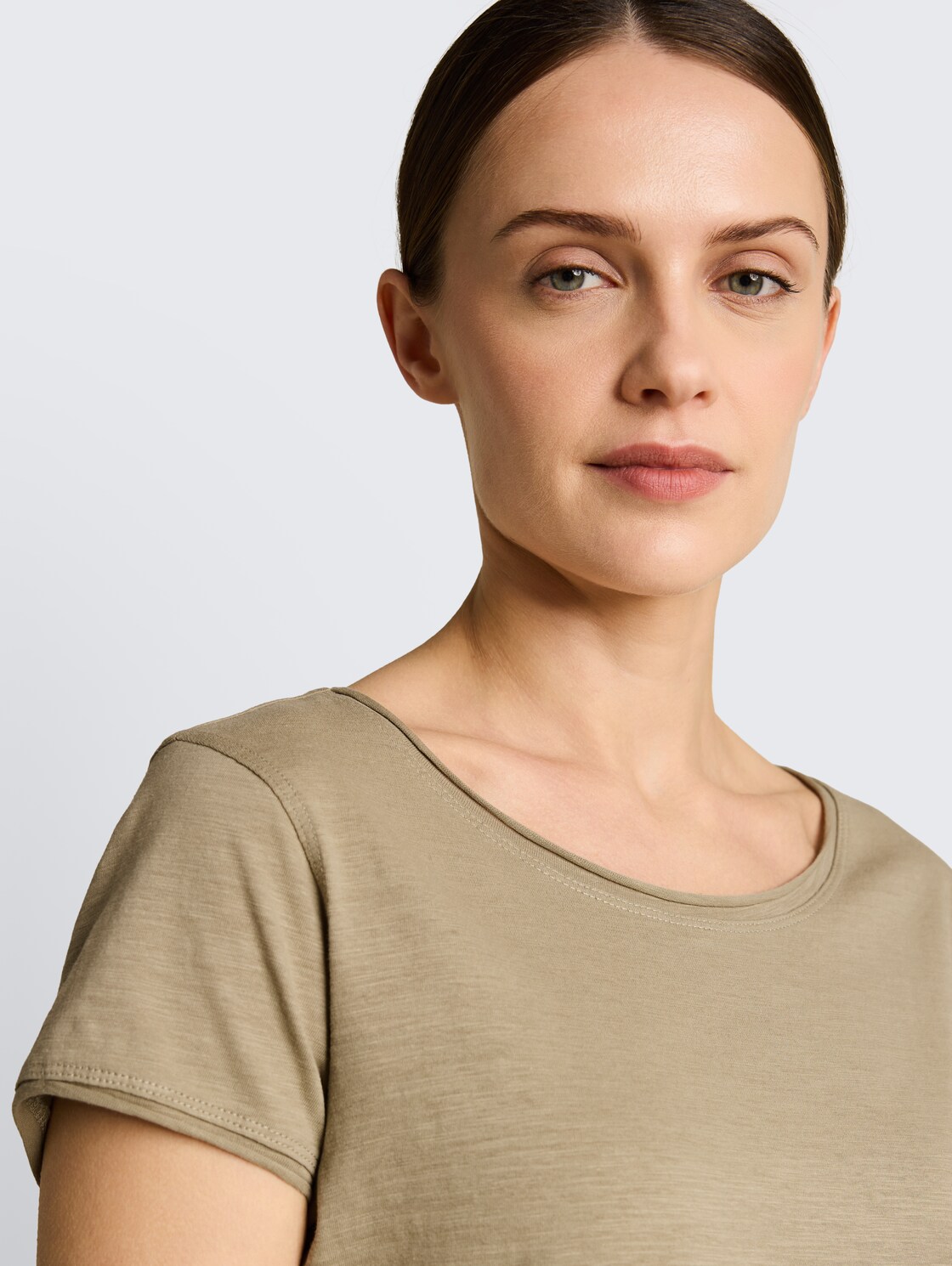 T-Shirt aus Baumwolle - Silver Olive - Detail-Model-Ansicht