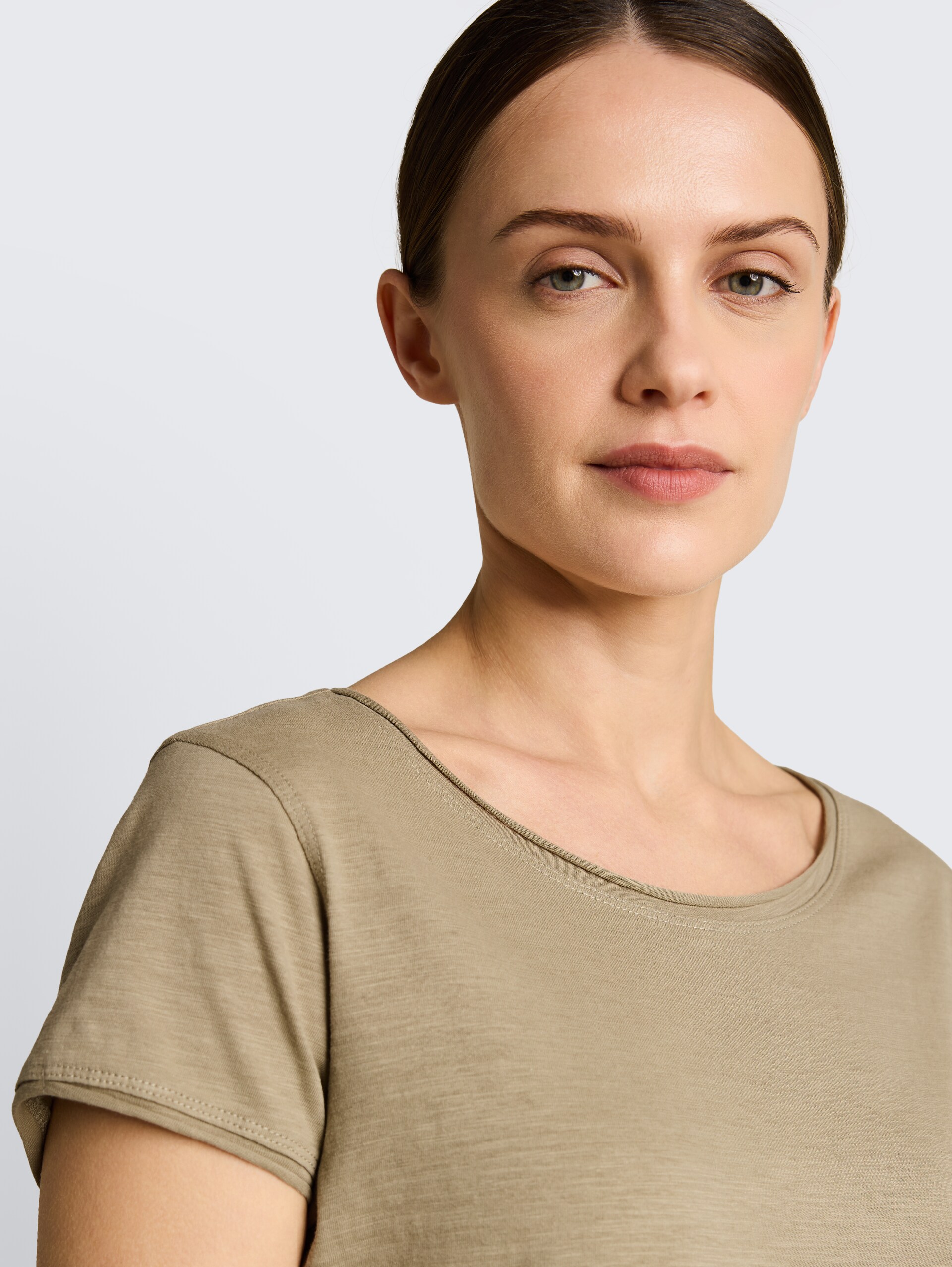 T-shirt van katoen - Silver Olive - Detailaanzicht model