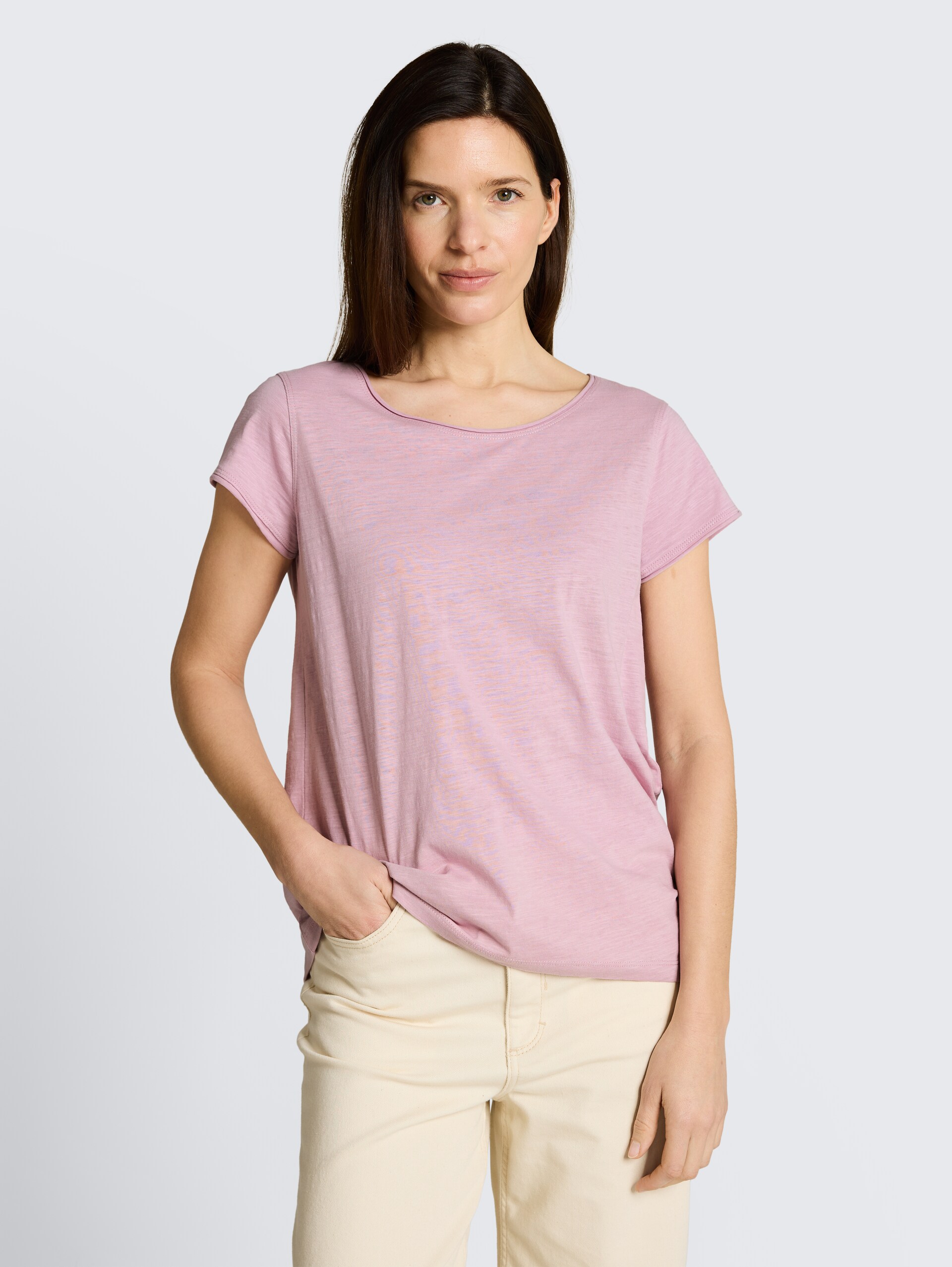 T-Shirt aus Baumwolle - light elderberry - Ausschnitt Model-Vorderansicht