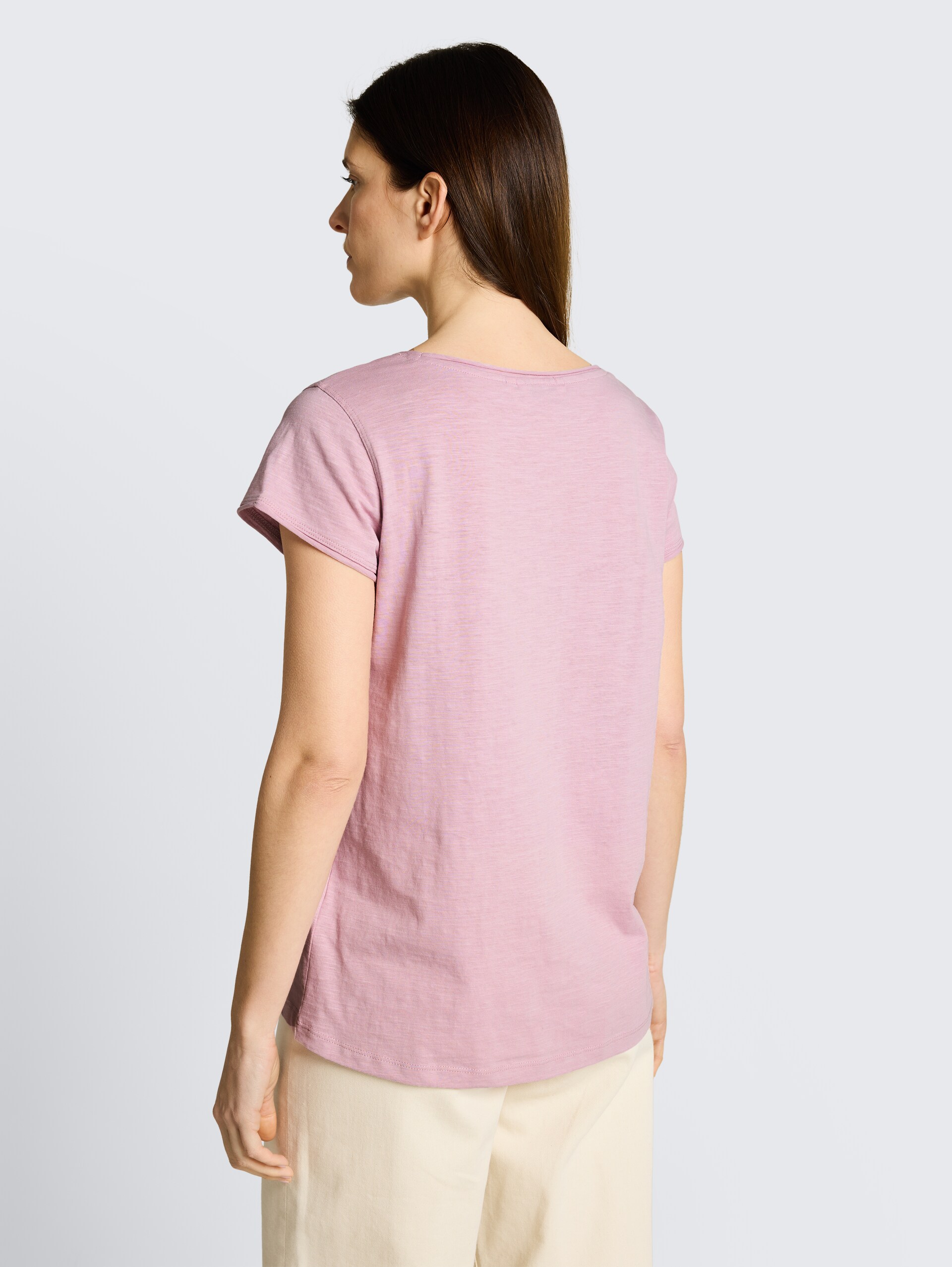 T-Shirt aus Baumwolle - light elderberry - Auschnitt Model-Rückansicht