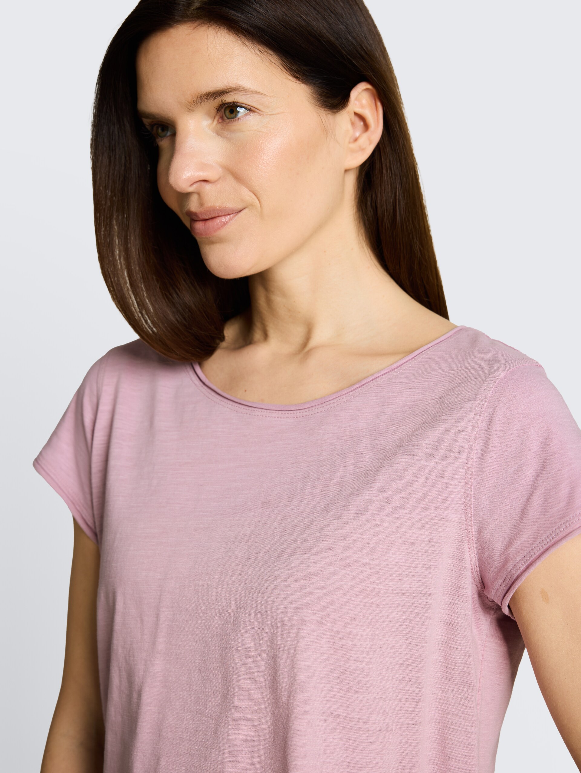 T-Shirt aus Baumwolle - light elderberry - Detail-Model-Ansicht