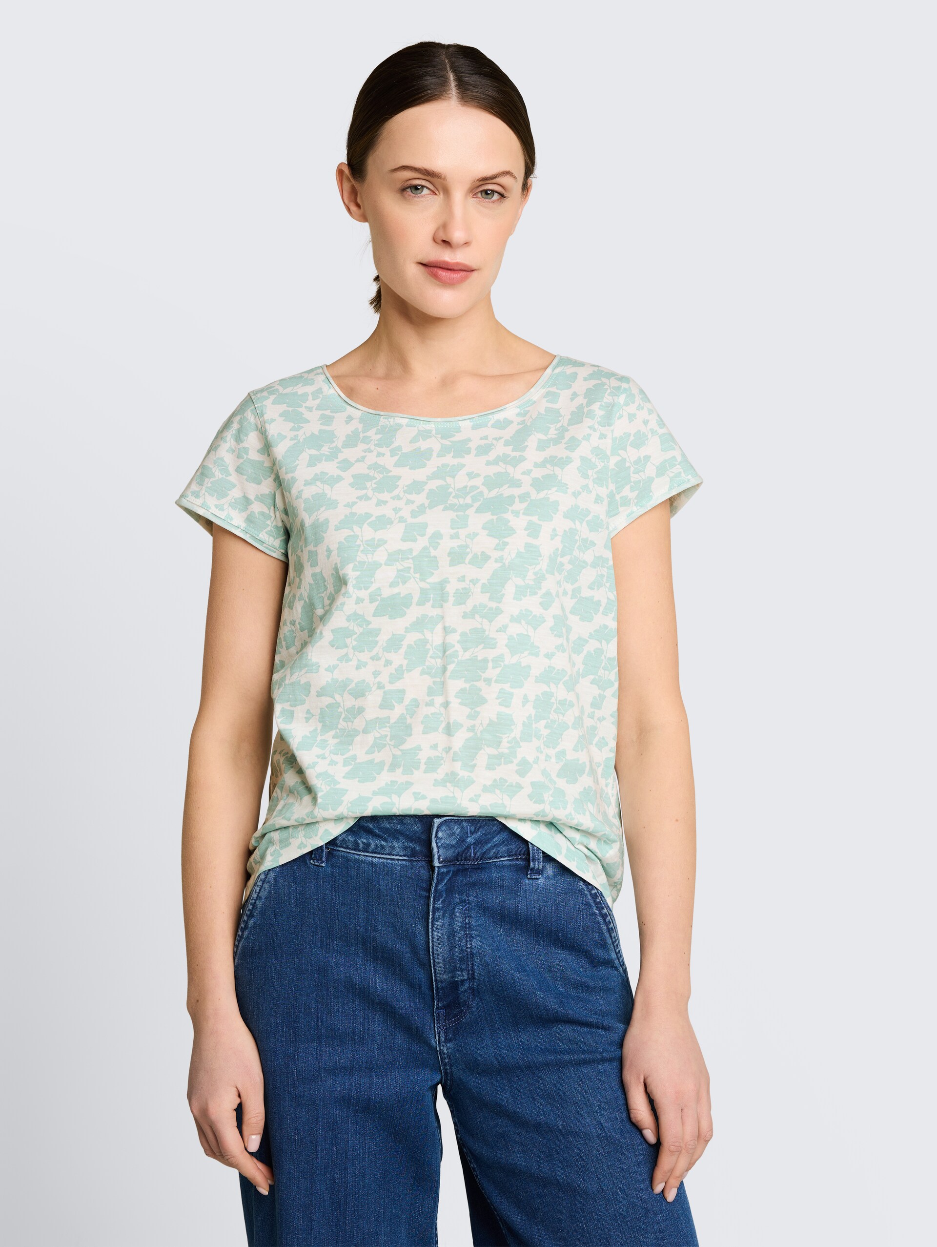 T-Shirt aus Baumwolle - green ginkgo minimal - Ausschnitt Model-Vorderansicht