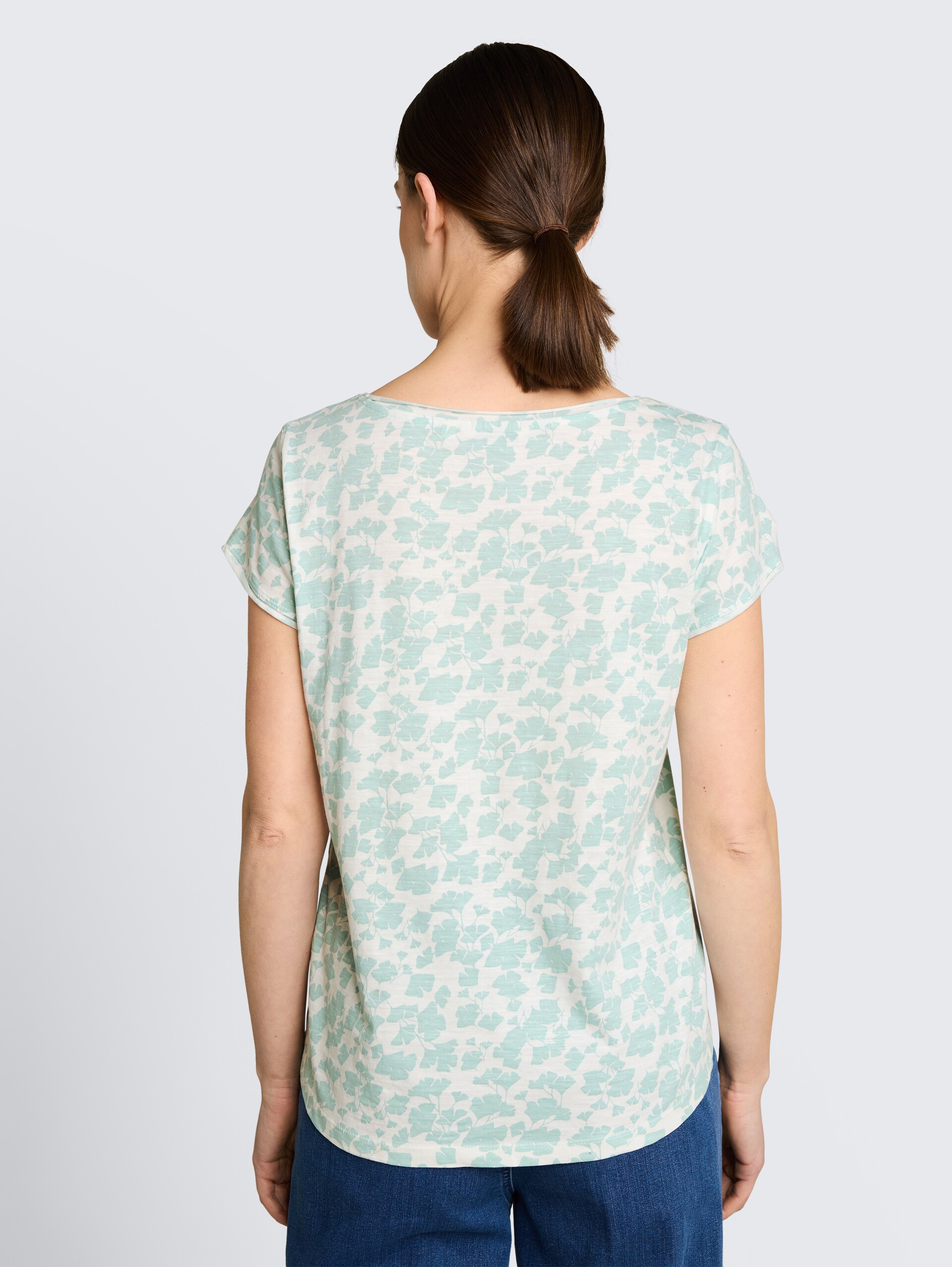 T-Shirt aus Baumwolle - green ginkgo minimal - Auschnitt Model-Rückansicht