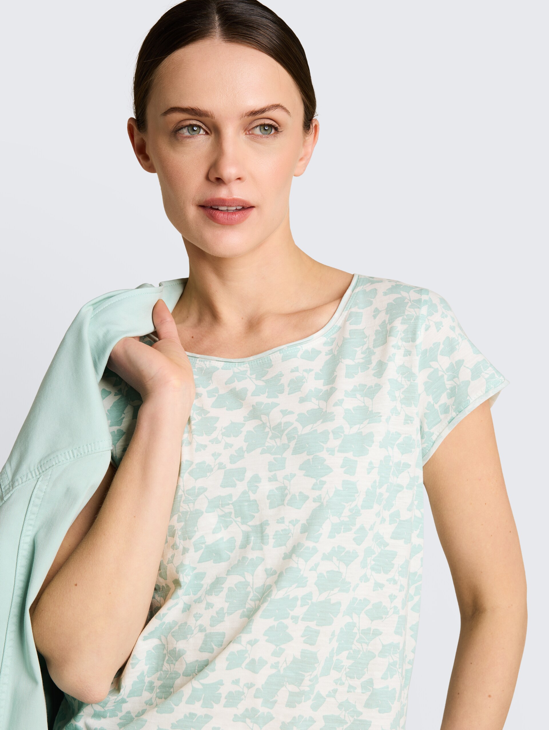 T-Shirt aus Baumwolle - green ginkgo minimal - Detail-Model-Ansicht