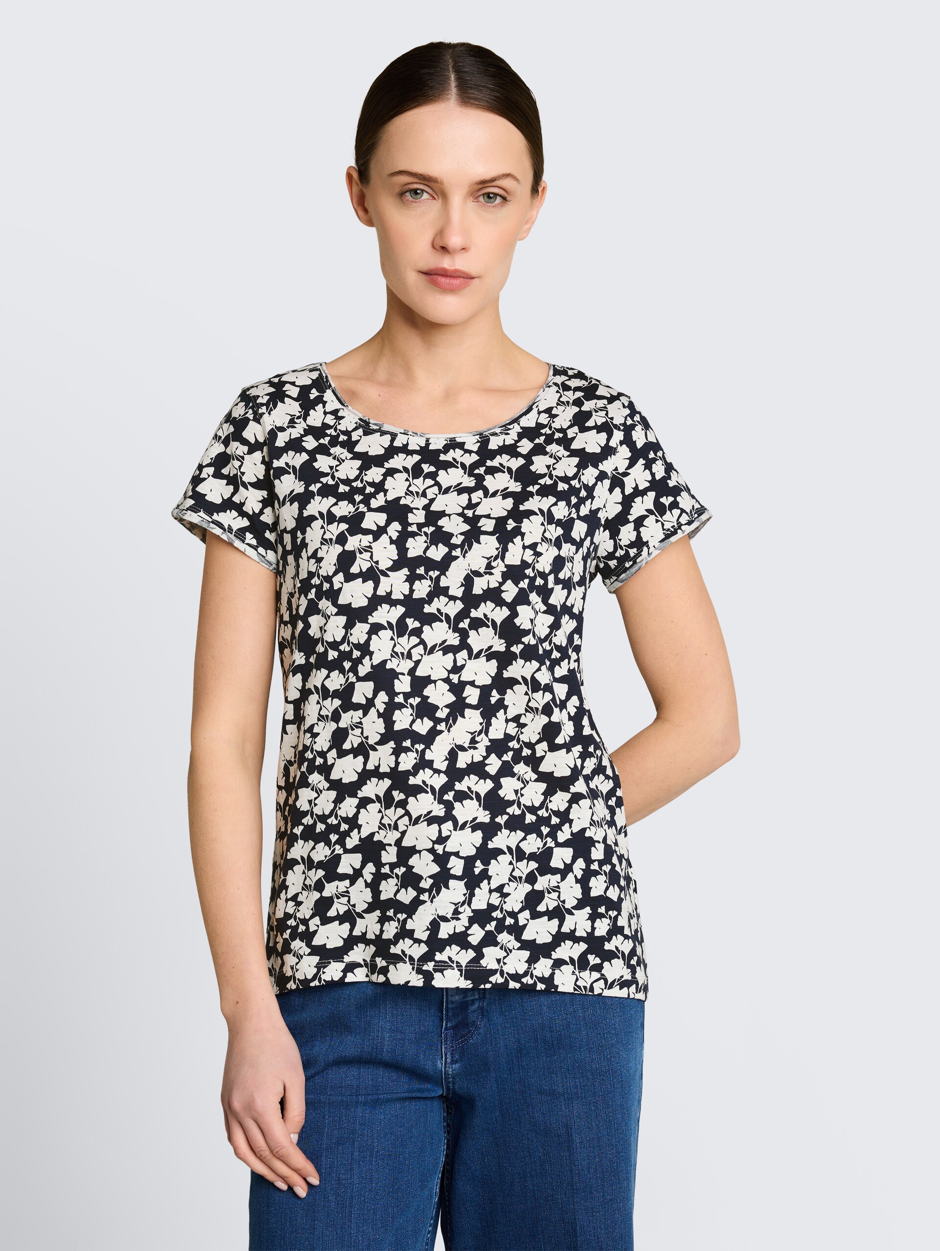 T-Shirt aus Baumwolle - blue ginkgo minimal - Ausschnitt Model-Vorderansicht