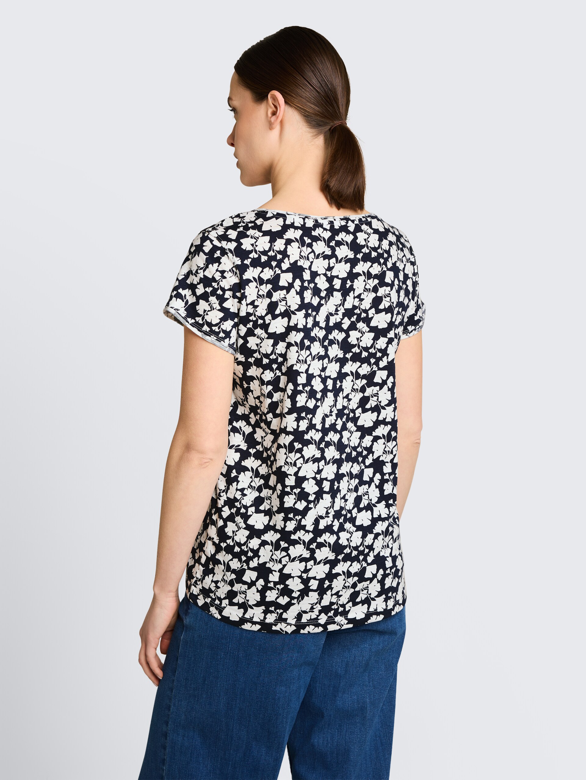 T-Shirt aus Baumwolle - blue ginkgo minimal - Auschnitt Model-Rückansicht
