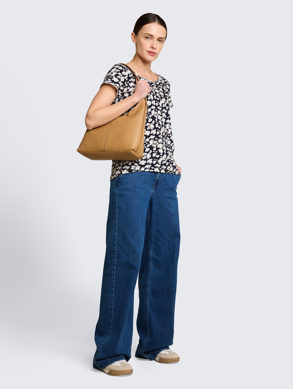 T-Shirt aus Baumwolle - blue ginkgo minimal - Model-Vorderansicht