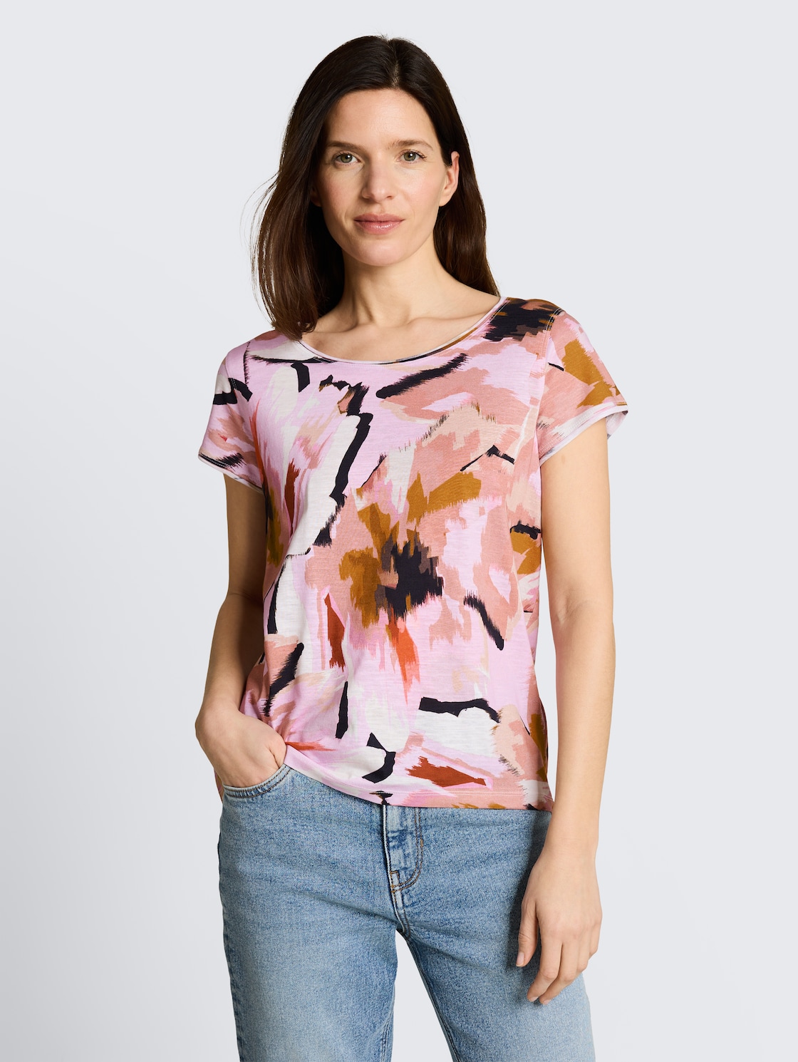 T-Shirt aus Baumwolle - big abstract flower print - Ausschnitt Model-Vorderansicht