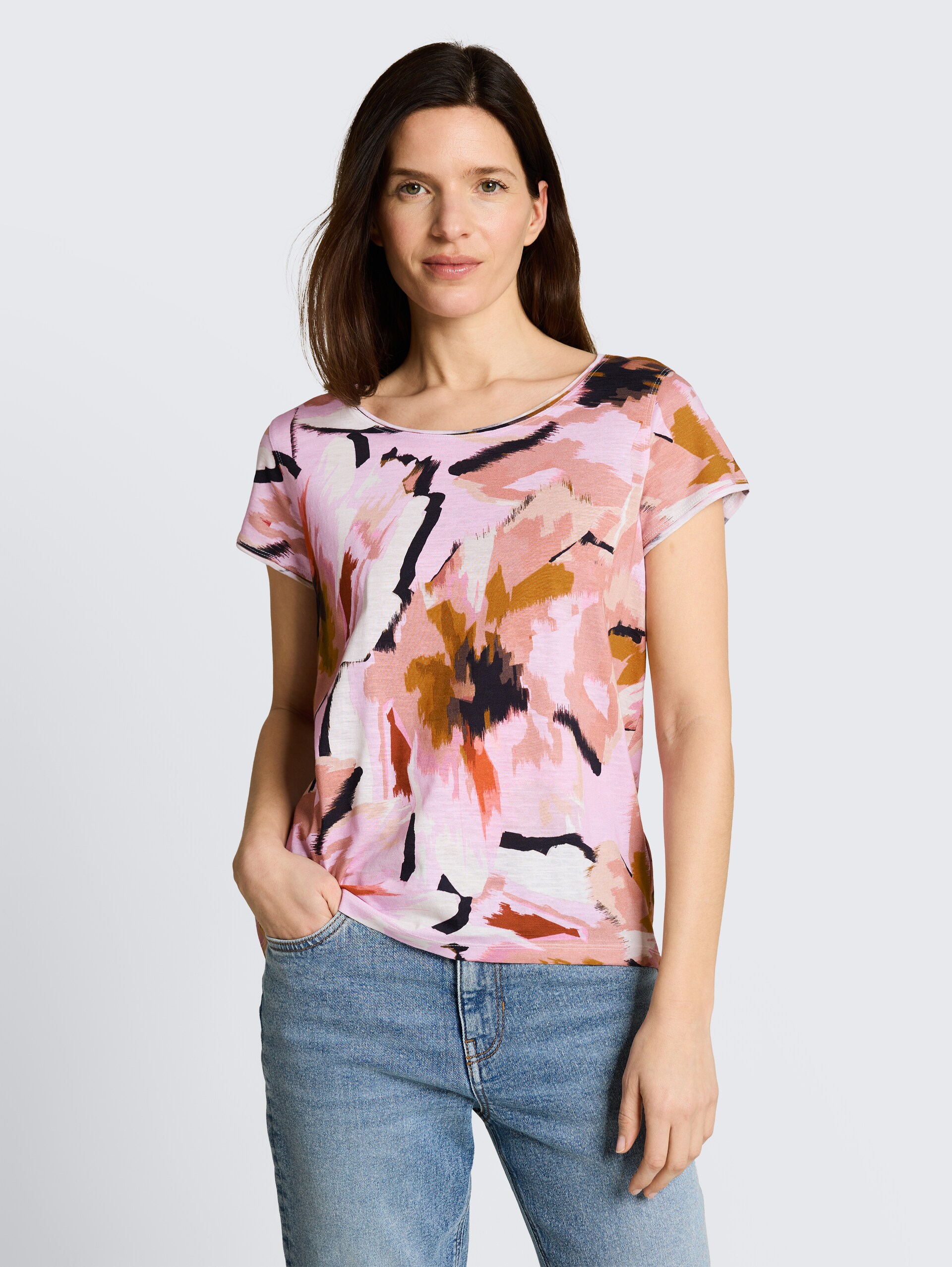 T-Shirt aus Baumwolle - big abstract flower print - Ausschnitt Model-Vorderansicht