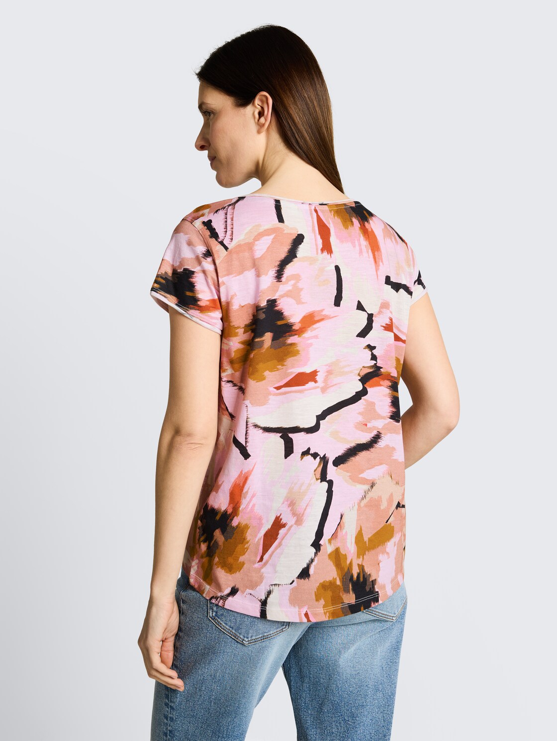 T-Shirt aus Baumwolle - big abstract flower print - Auschnitt Model-Rückansicht