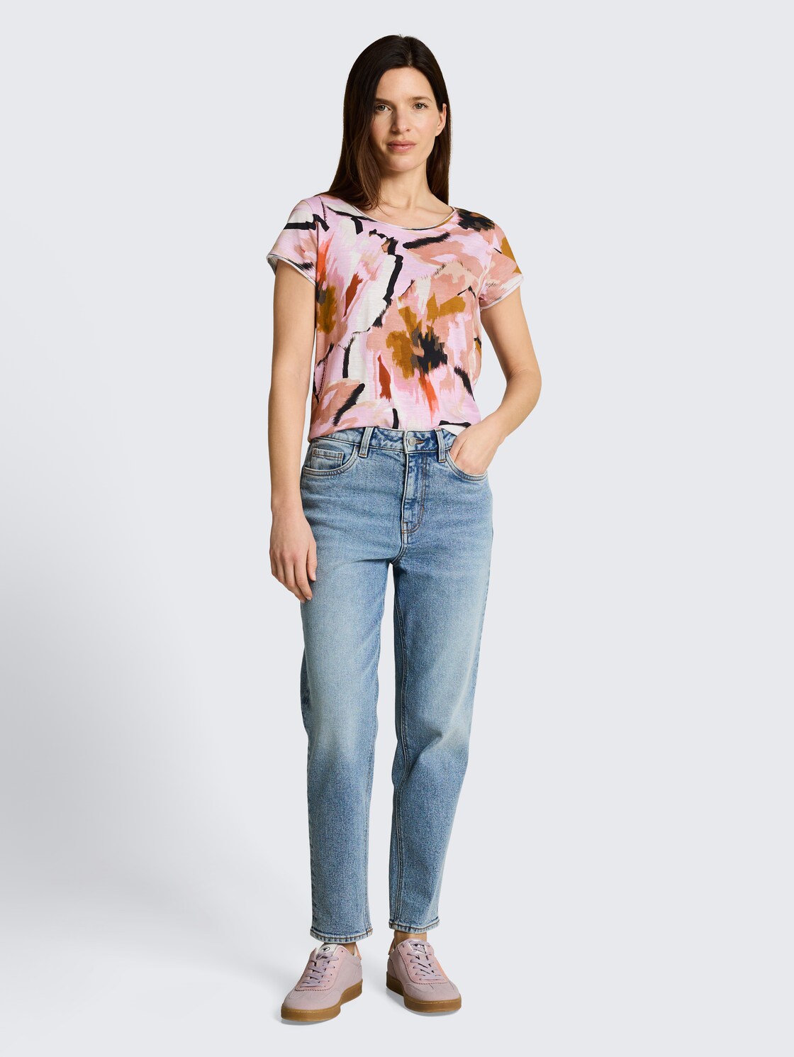 T-Shirt aus Baumwolle - big abstract flower print - Model-Vorderansicht