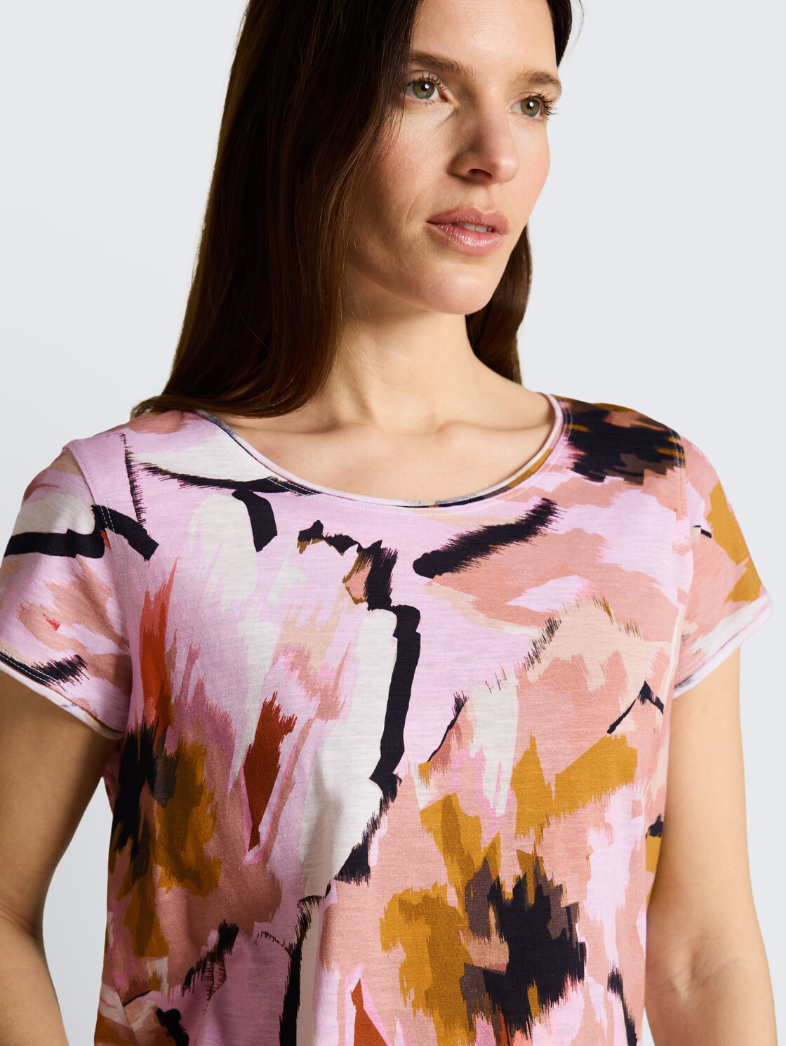 T-Shirt aus Baumwolle - big abstract flower print - Detail-Model-Ansicht