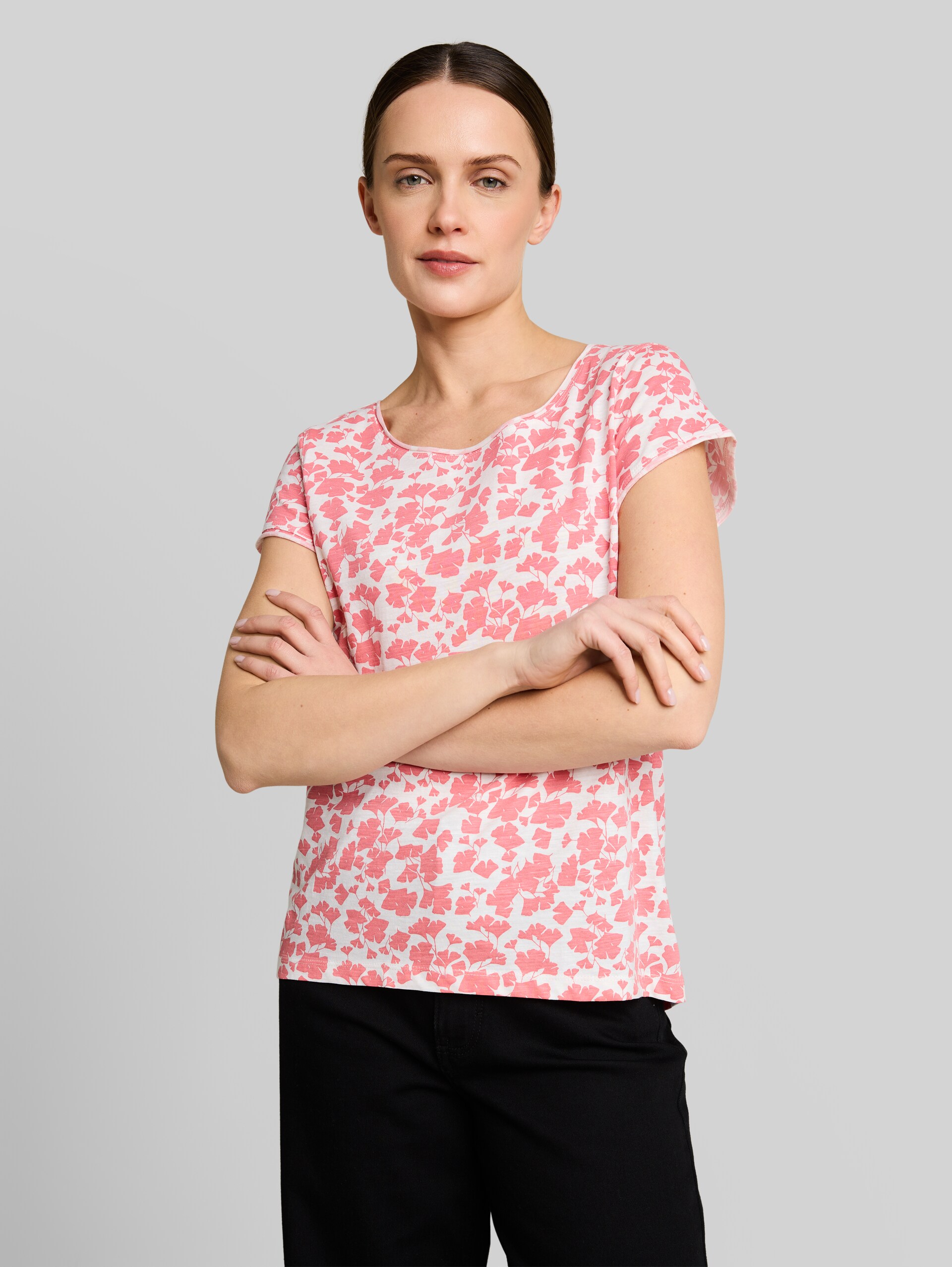 T-Shirt aus Baumwolle - coral pink ginkgo minimal - Ausschnitt Model-Vorderansicht