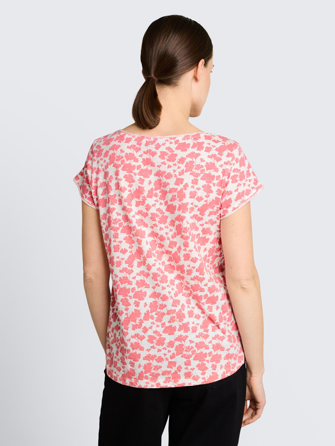 T-Shirt aus Baumwolle - coral pink ginkgo minimal - Auschnitt Model-Rückansicht