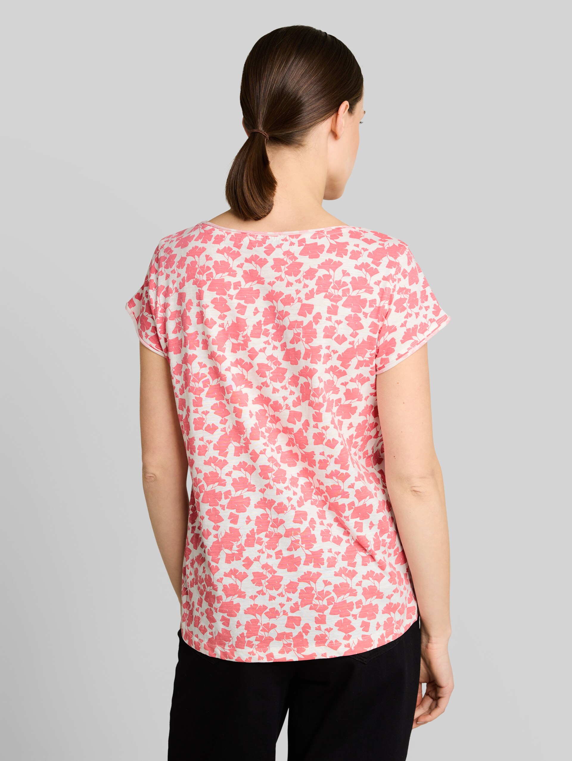 T-Shirt aus Baumwolle - coral pink ginkgo minimal - Auschnitt Model-Rückansicht
